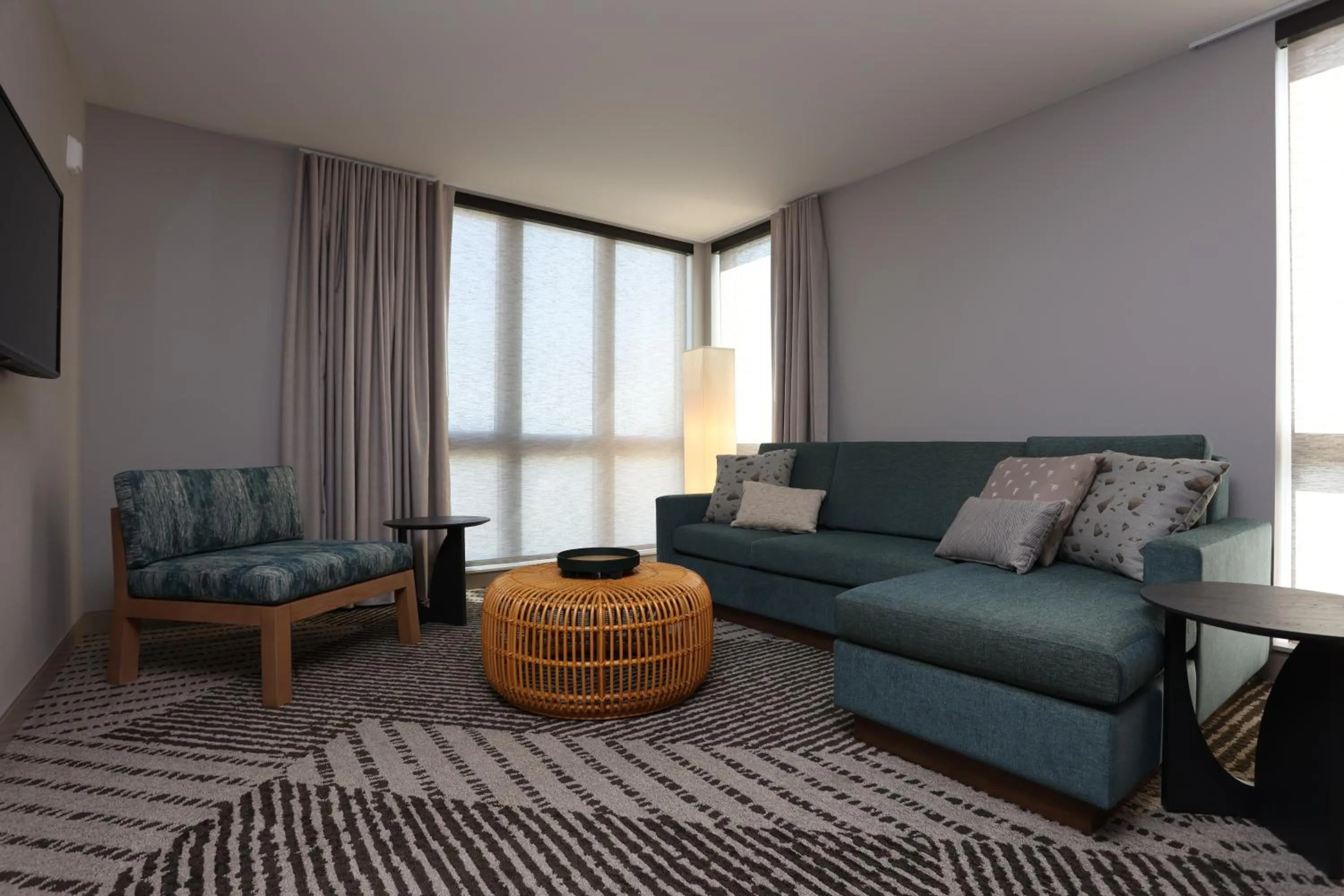 Living room in Cedartree Hotel Portland Hillsboro