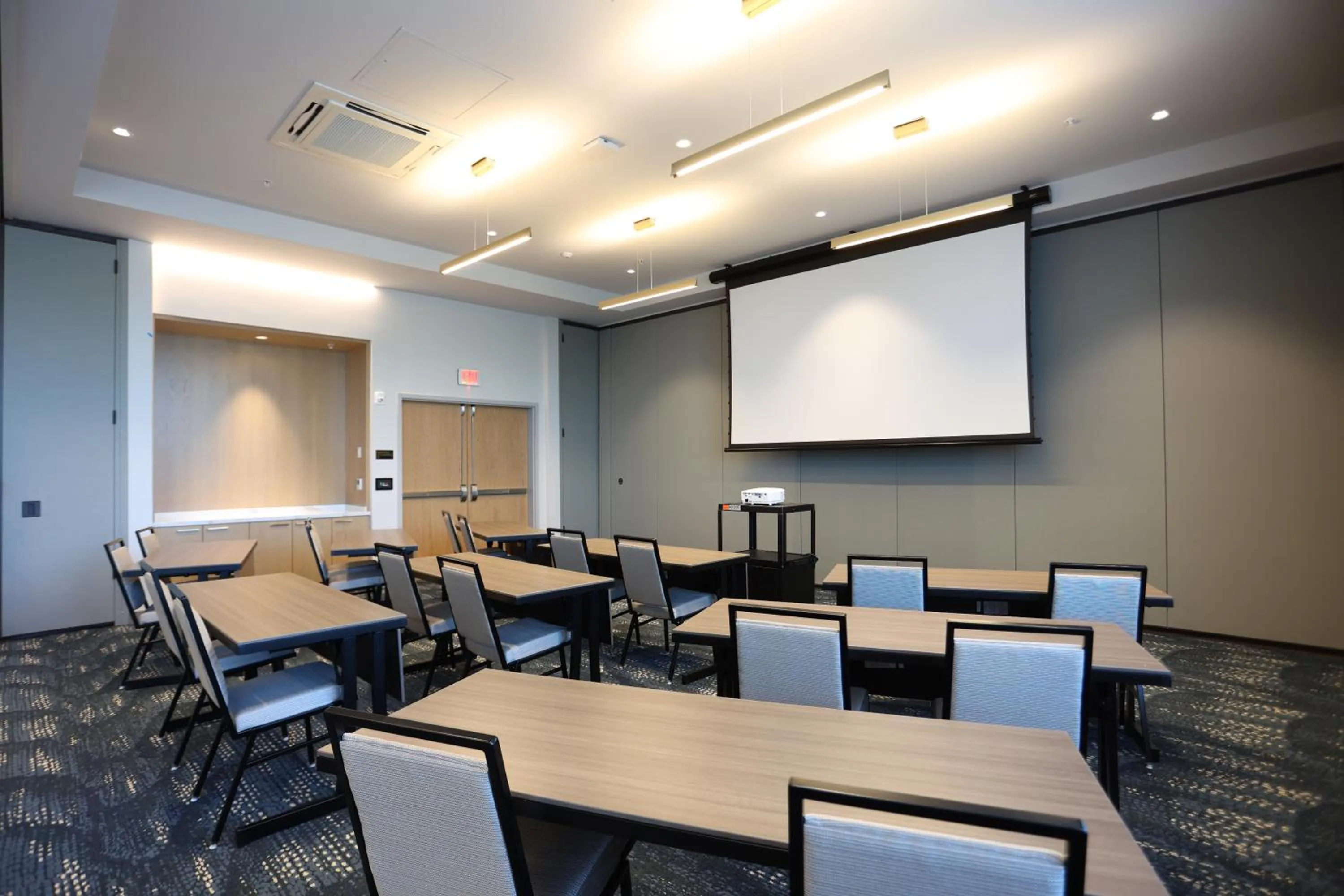 Meeting/conference room in Cedartree Hotel Portland Hillsboro