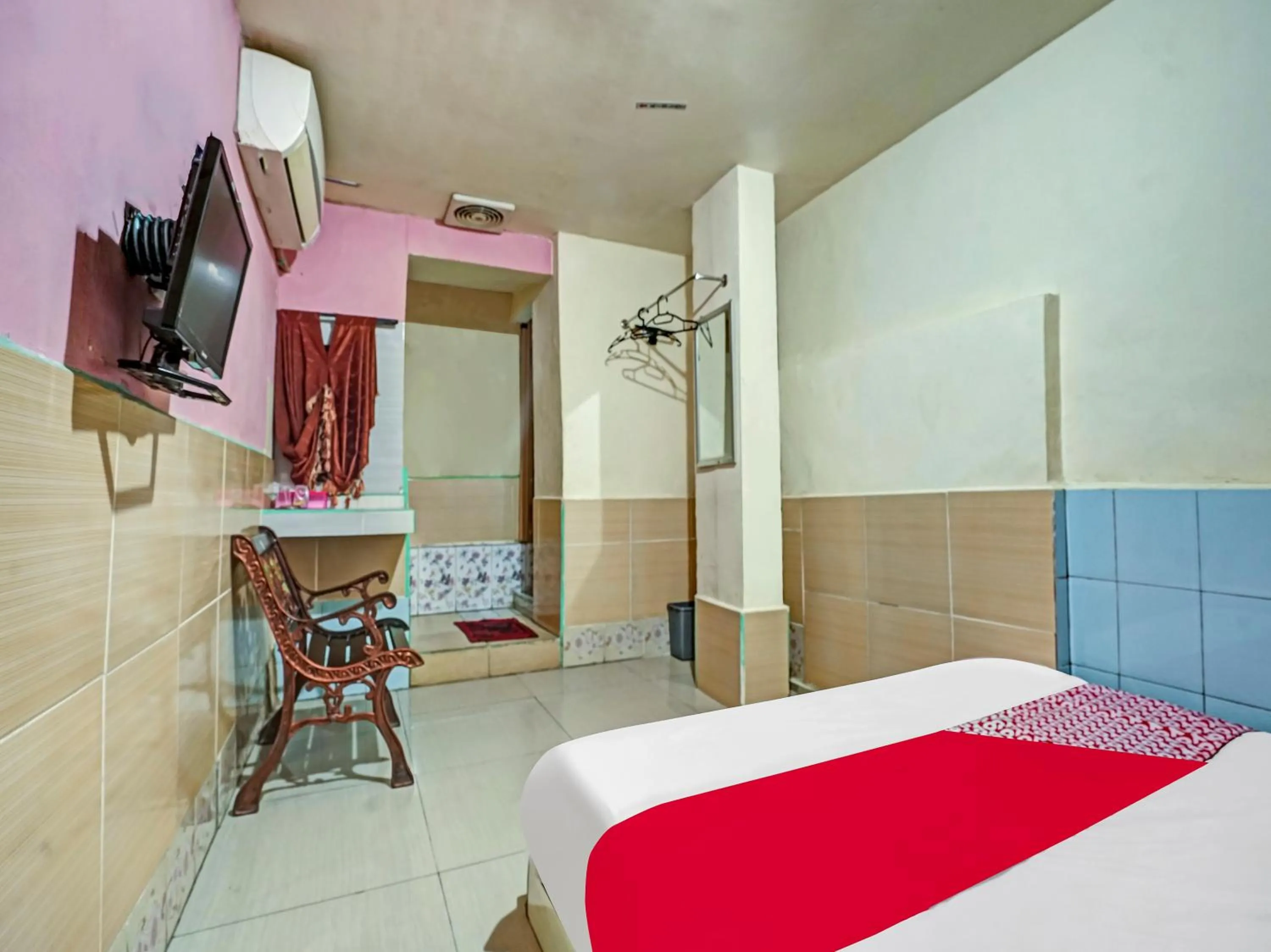 Bedroom in OYO 90158 Hotel Lendosis Perintis Kemerdekaan