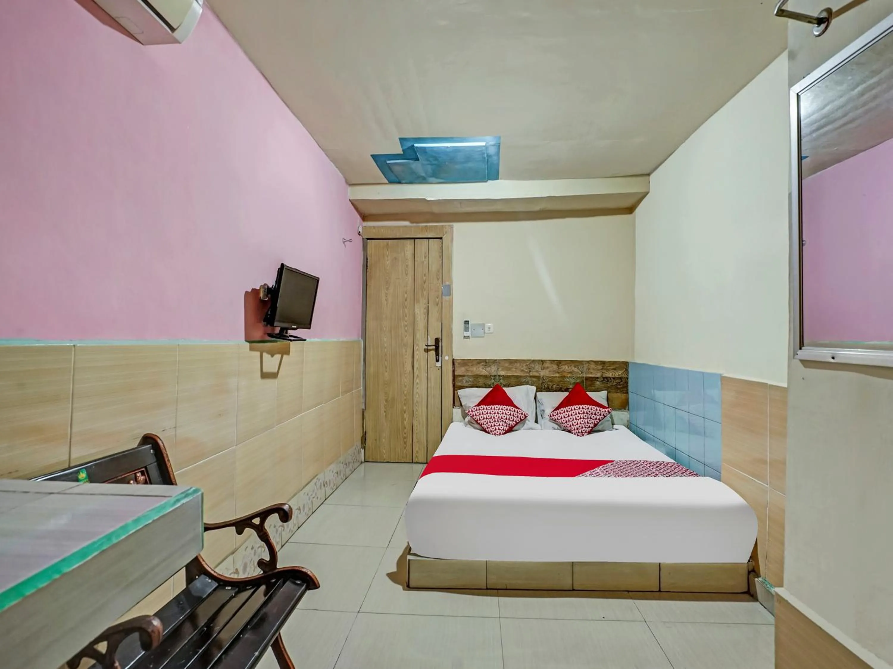 Bedroom in OYO 90158 Hotel Lendosis Perintis Kemerdekaan