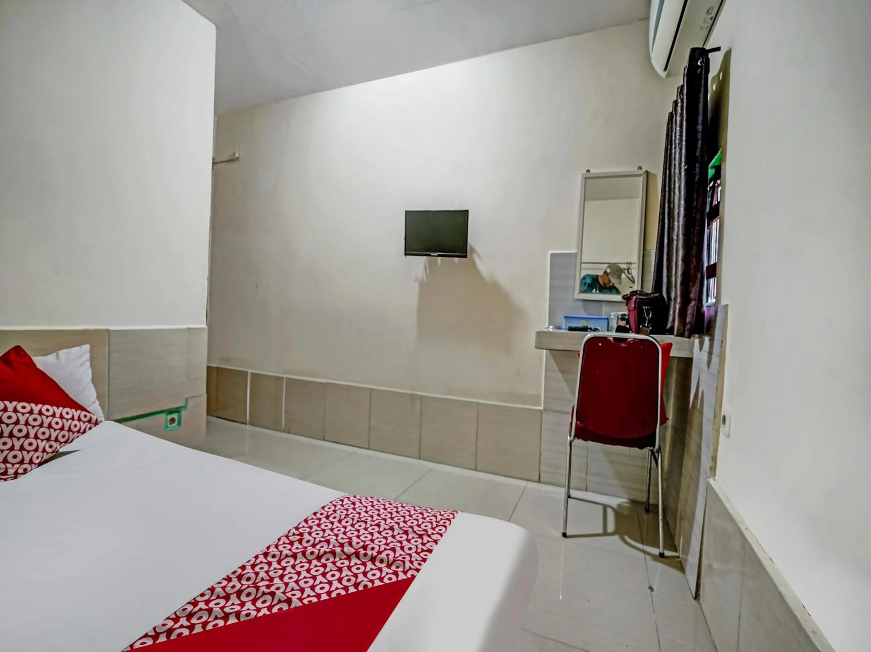 Bedroom, TV/Entertainment Center in OYO 90158 Hotel Lendosis Perintis Kemerdekaan