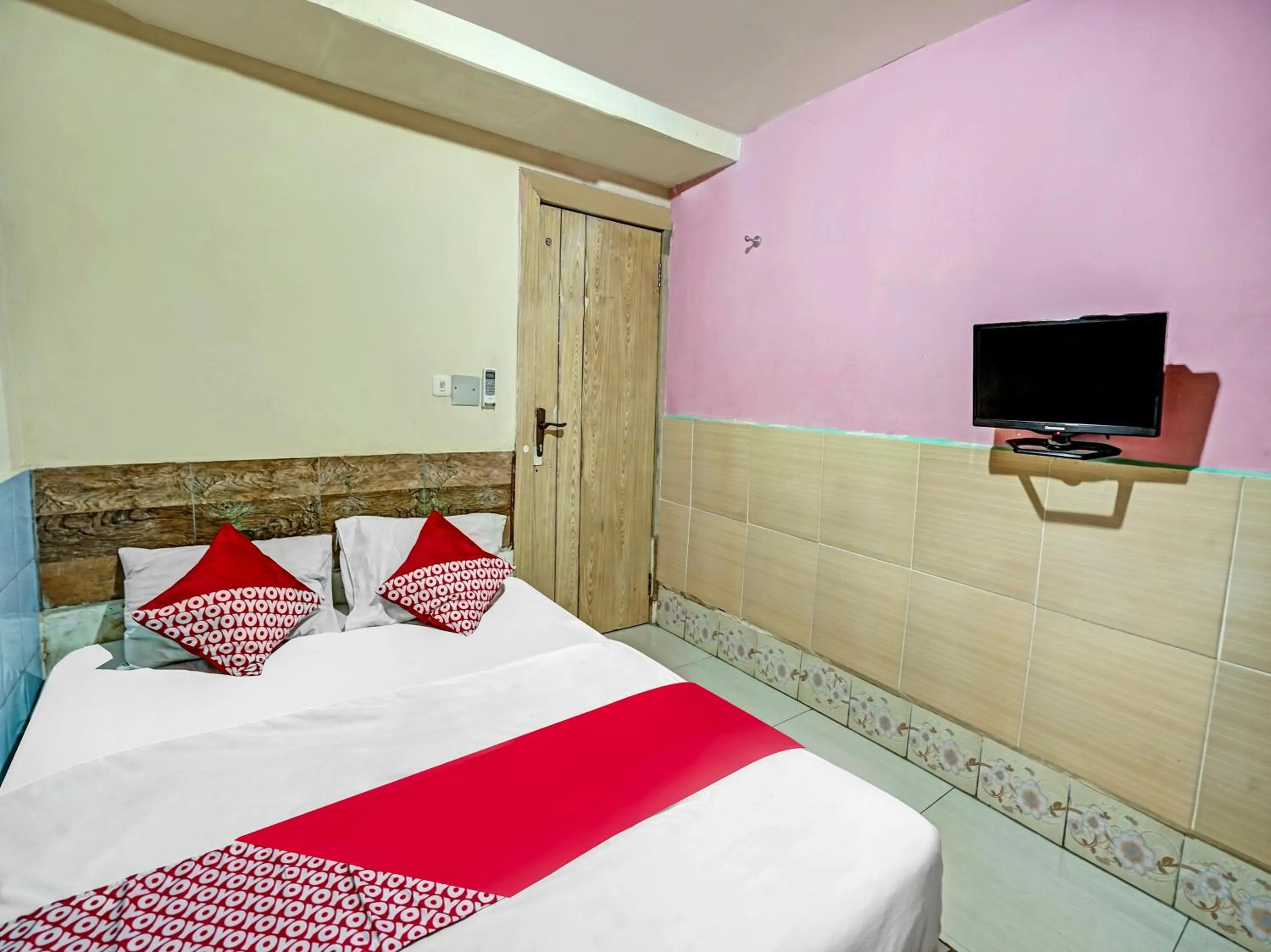 Bedroom, TV/Entertainment Center in OYO 90158 Hotel Lendosis Perintis Kemerdekaan