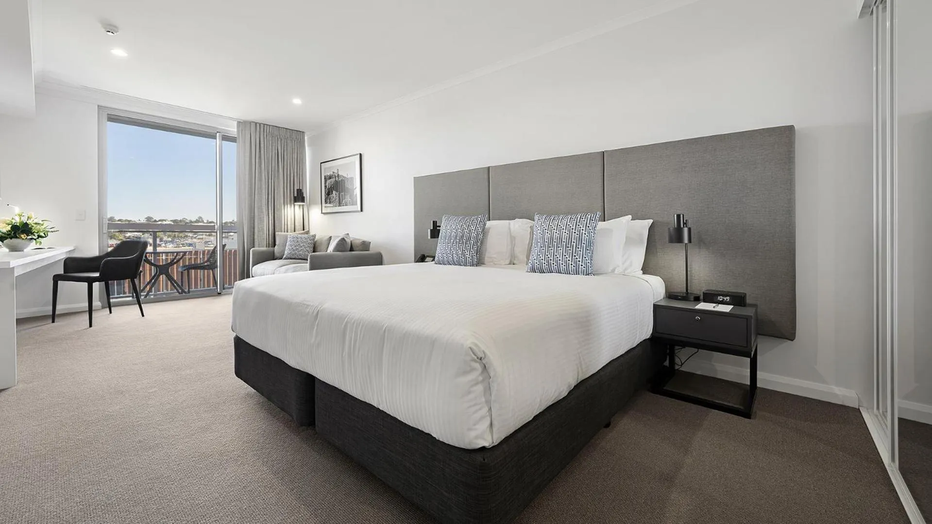 Photo of the whole room, Bed in Oaks Toowoomba Hotel