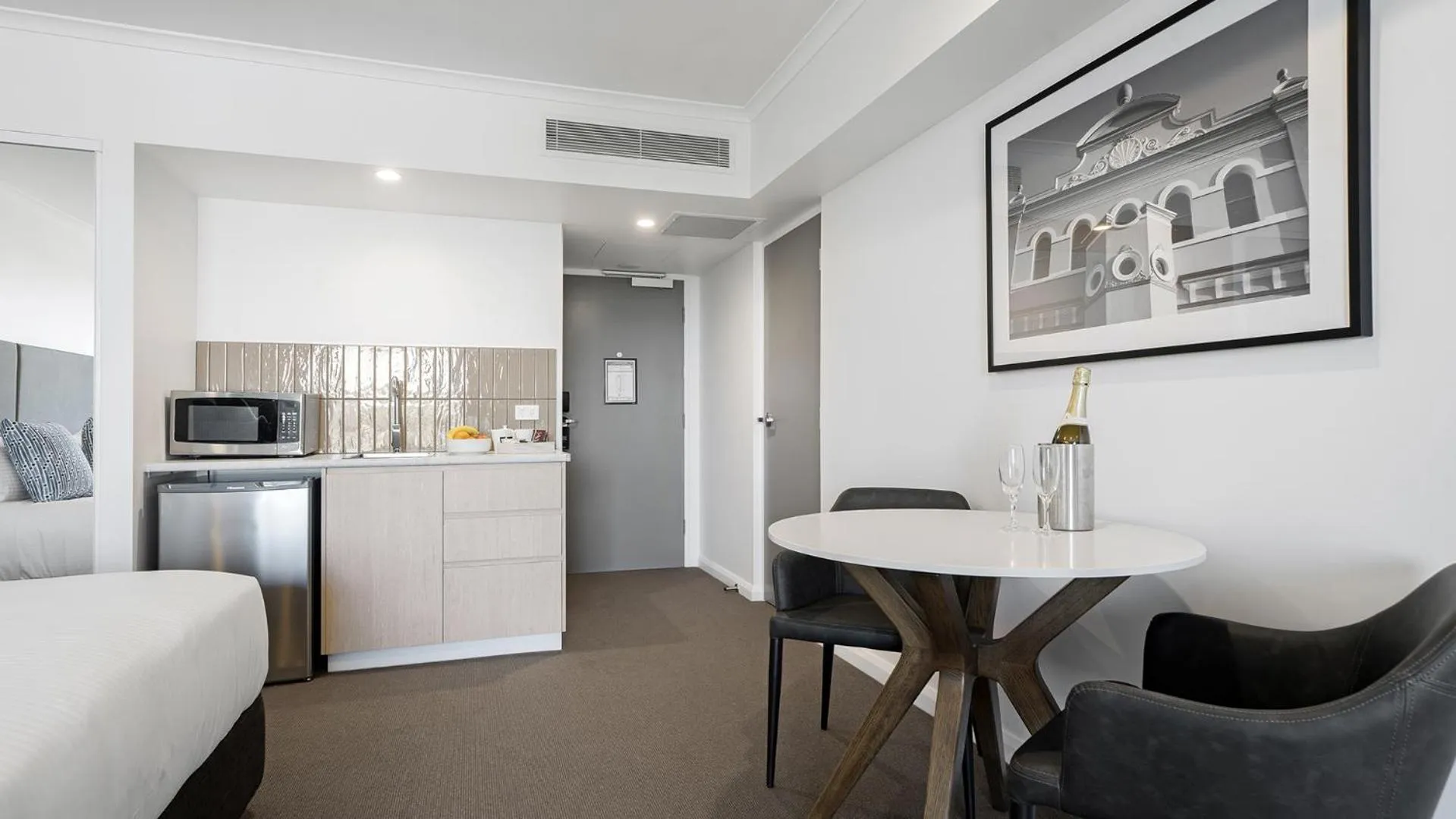 Dining area in Oaks Toowoomba Hotel
