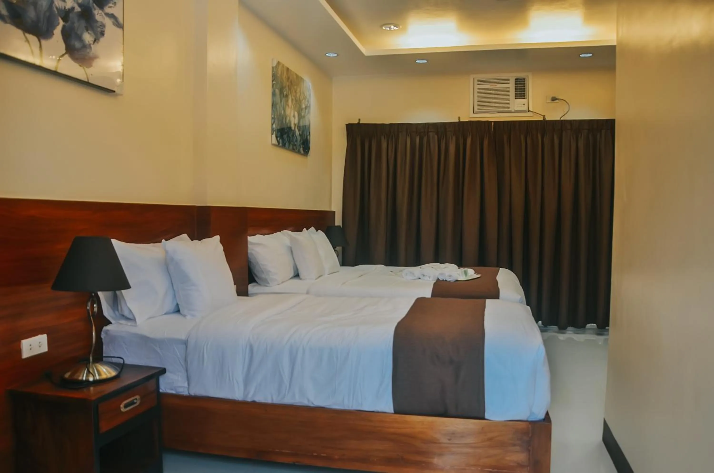 Bed in Villa MJ Maristela Beach Resort