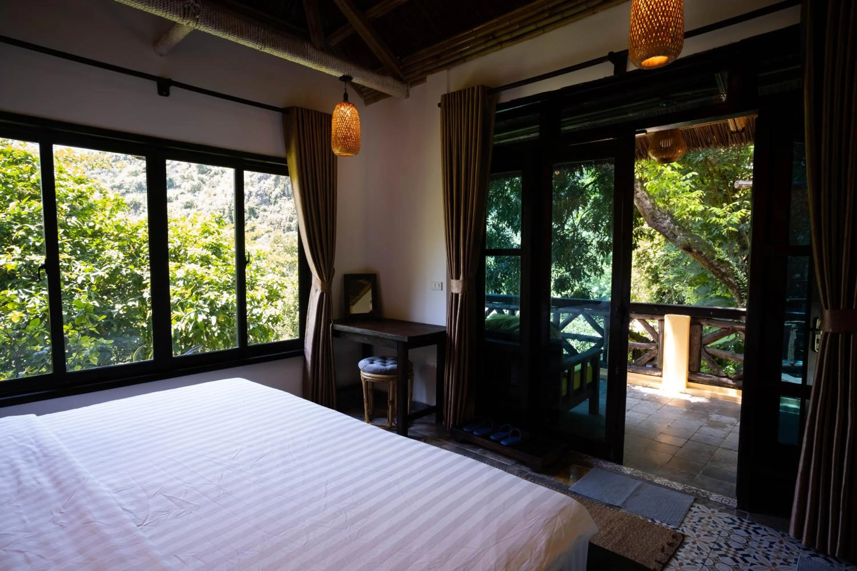 Garden view, Bed in Trang An Ecolodge