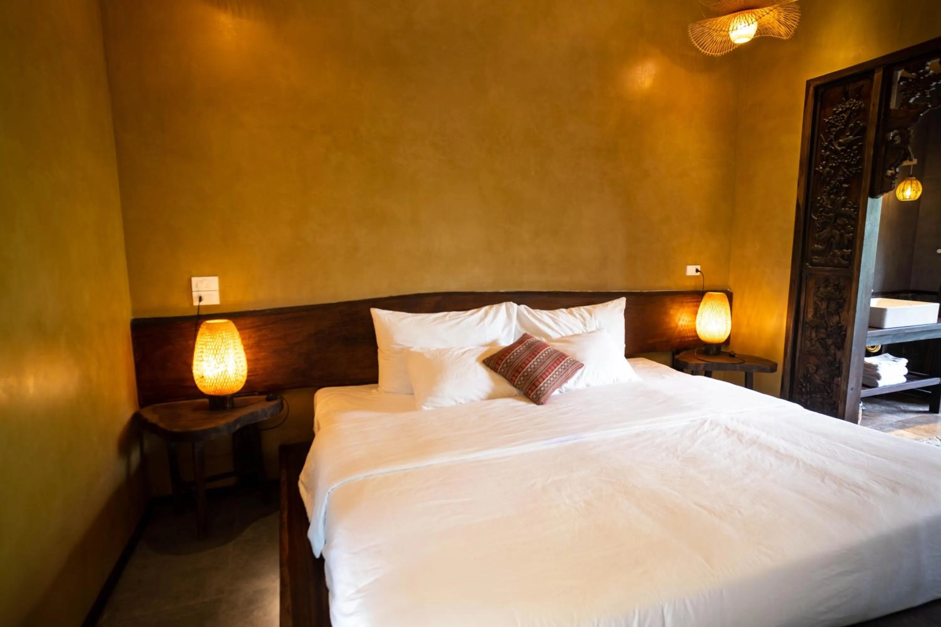 Bed in Trang An Ecolodge