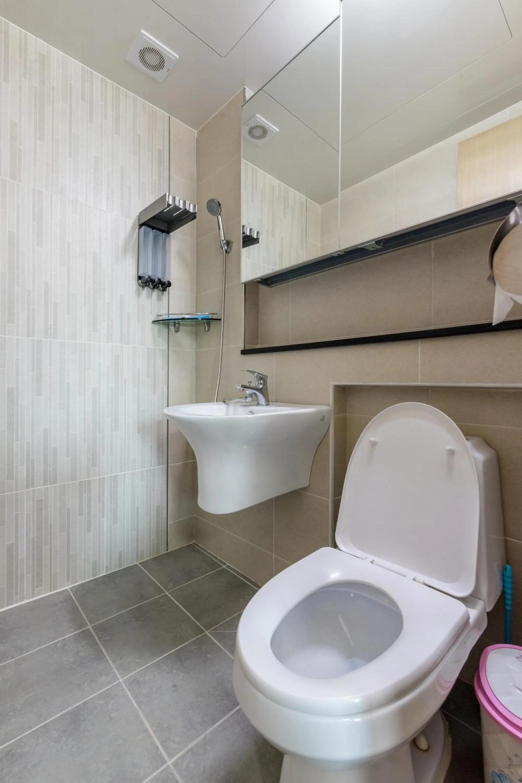 Toilet in JS Residence Hotel Okpo