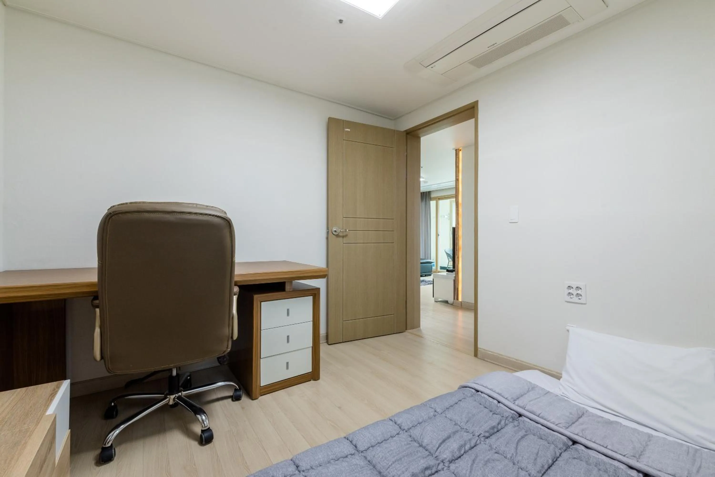 hair dresser, Bed in JS Residence Hotel Okpo