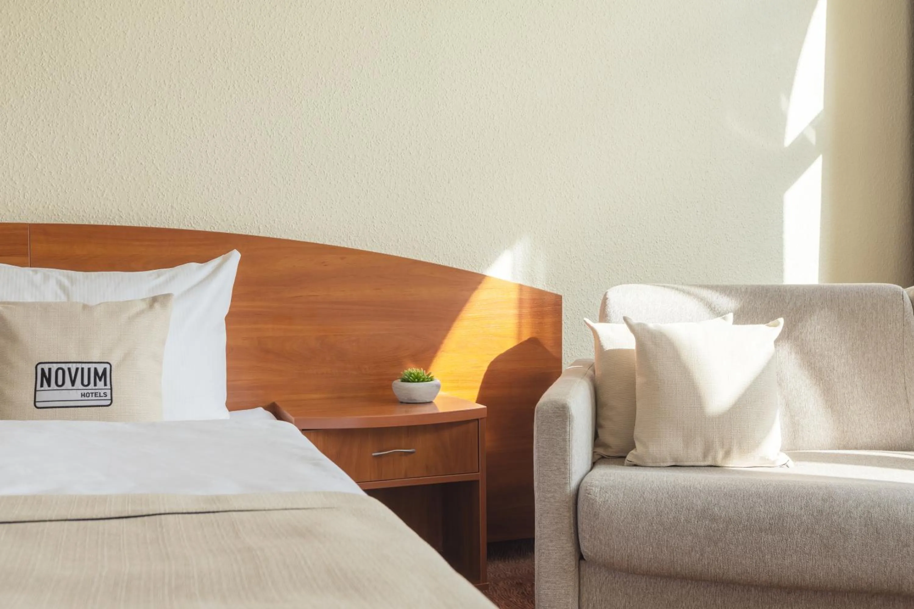 Seating area, Bed in Hotel Hamburg Stadtzentrum