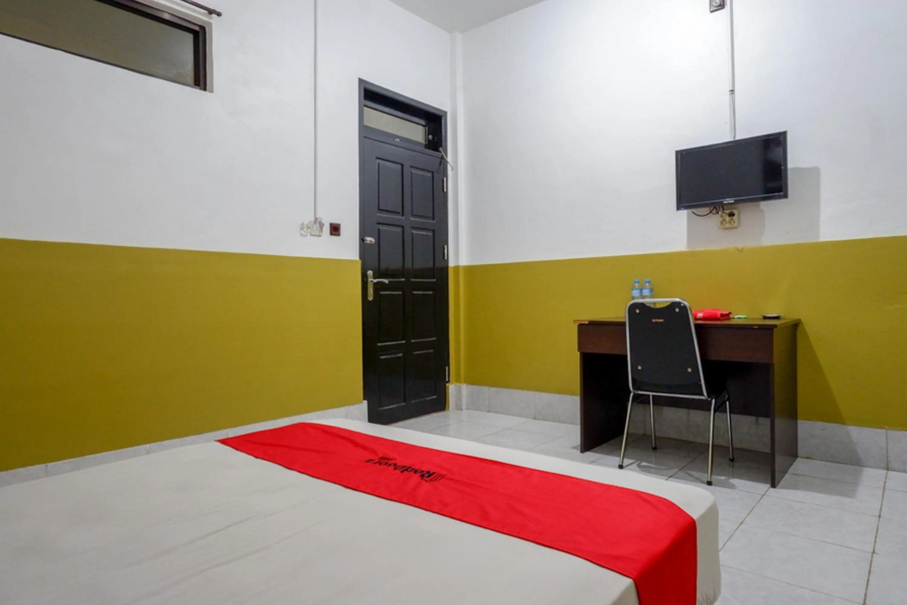 Bedroom in RedDoorz Syariah @ Hotel Wisma Indonesia Kendari