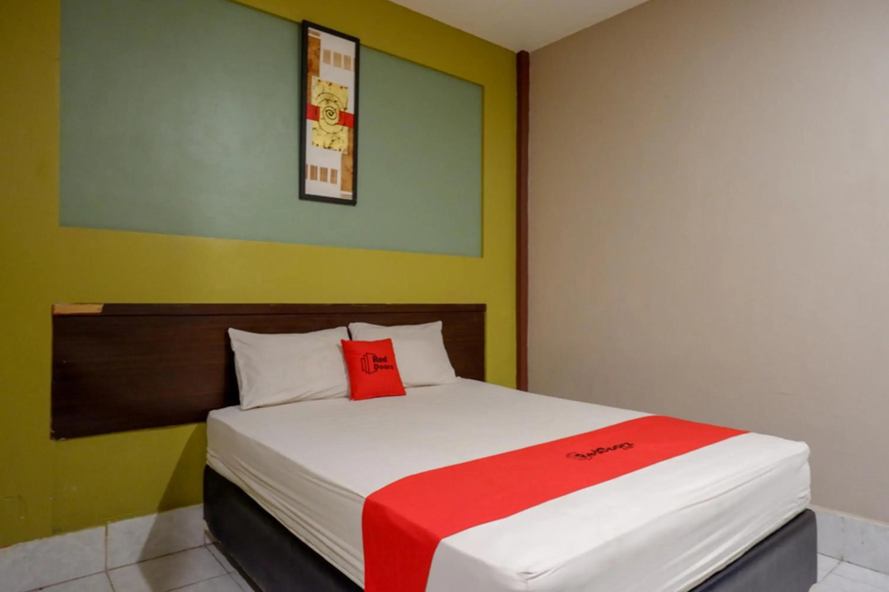 Superior Queen Room in RedDoorz Syariah @ Hotel Wisma Indonesia Kendari Superior Queen Room in RedDoorz Syariah @ Hotel Wisma Indonesia Kendari