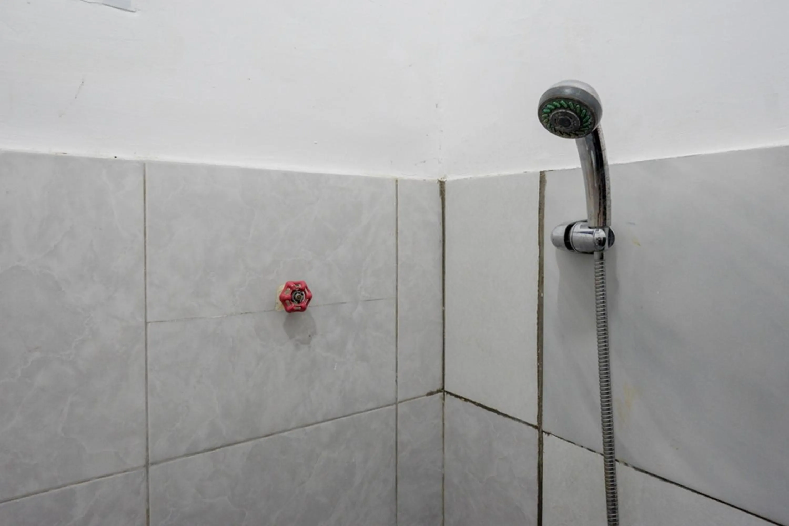 Bathroom in RedDoorz Syariah @ Hotel Wisma Indonesia Kendari