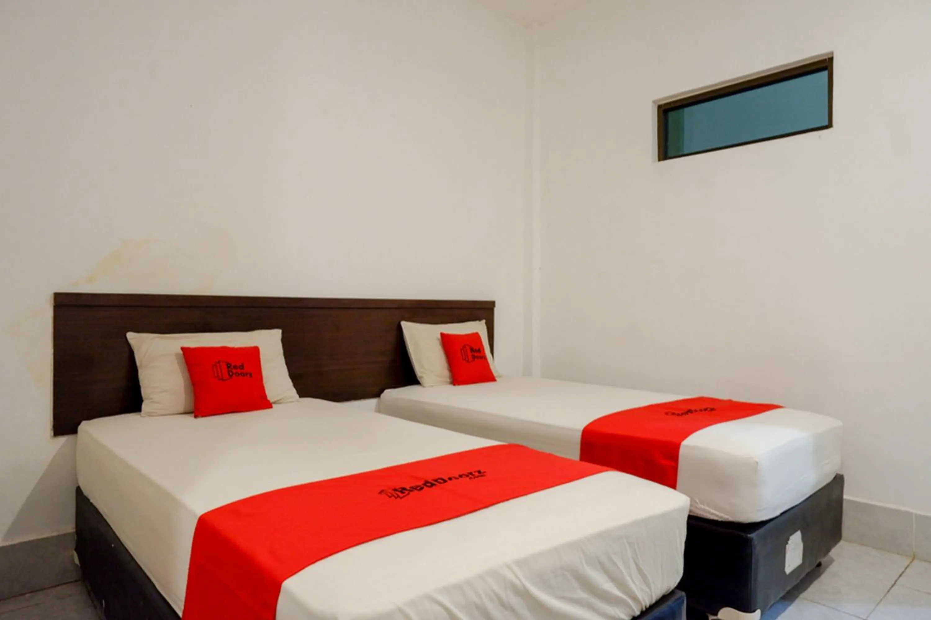Deluxe Twin Room in RedDoorz Syariah @ Hotel Wisma Indonesia Kendari
