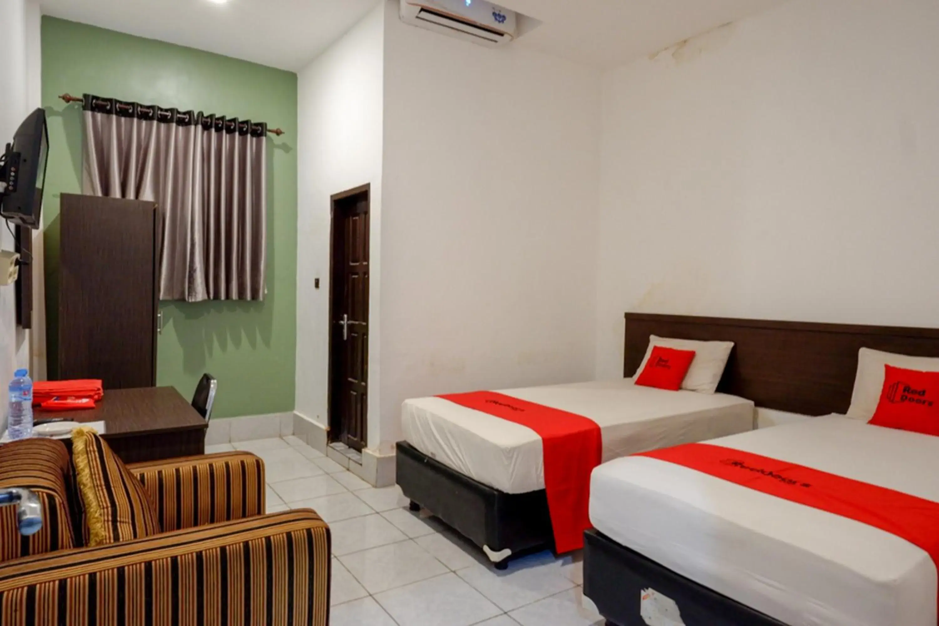 Deluxe Twin Room in RedDoorz Syariah @ Hotel Wisma Indonesia Kendari Deluxe Twin Room in RedDoorz Syariah @ Hotel Wisma Indonesia Kendari