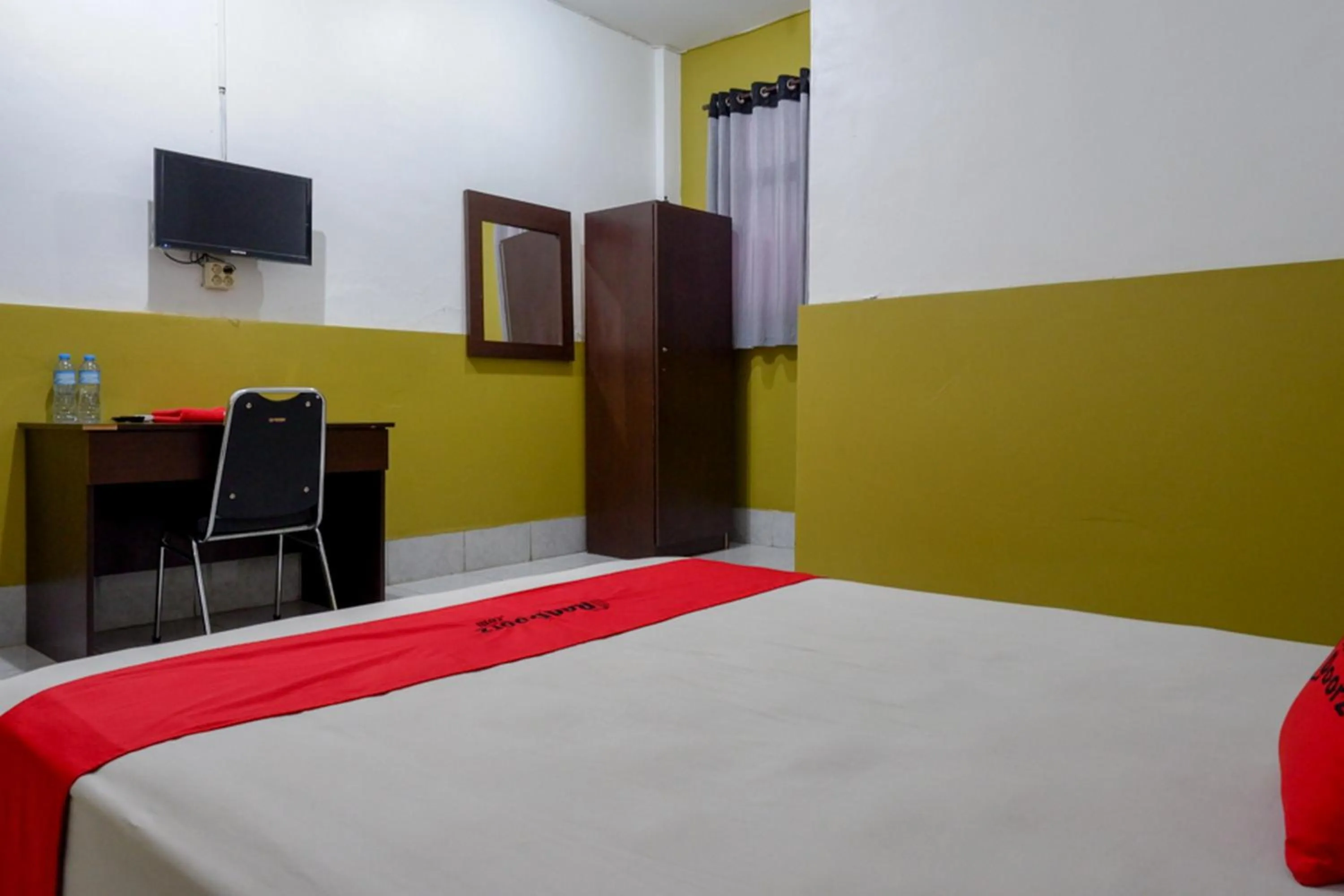 Bedroom, Bed in RedDoorz Syariah @ Hotel Wisma Indonesia Kendari