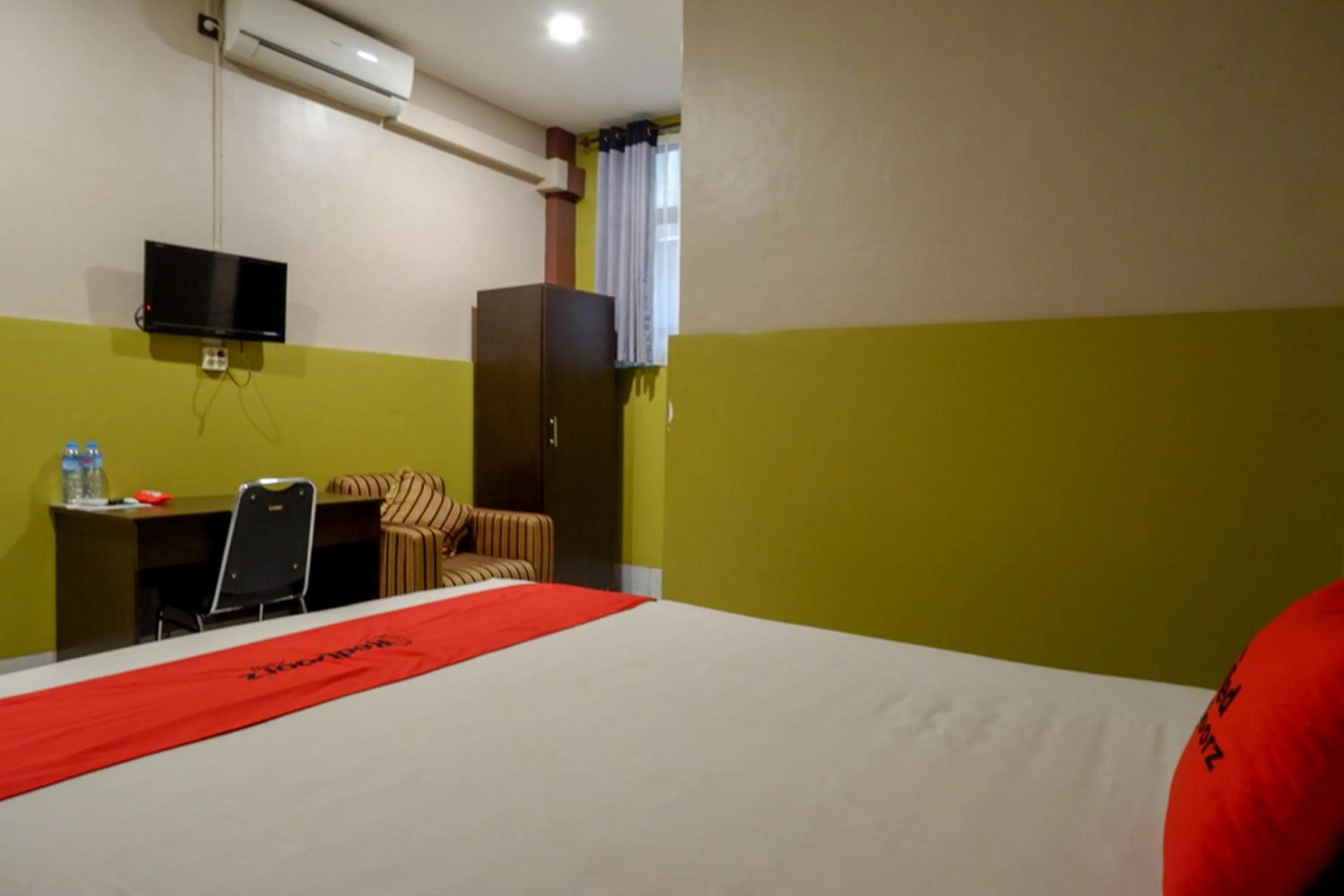 Bedroom, Bed in RedDoorz Syariah @ Hotel Wisma Indonesia Kendari