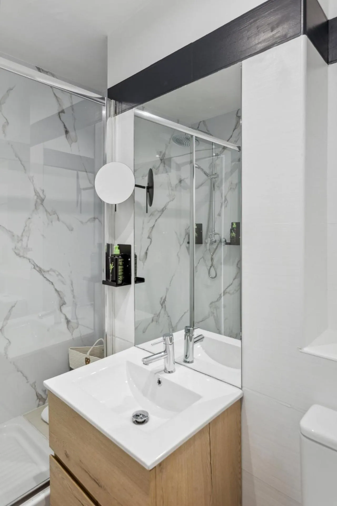 Shower in Limehome Madrid Calle de la Paloma