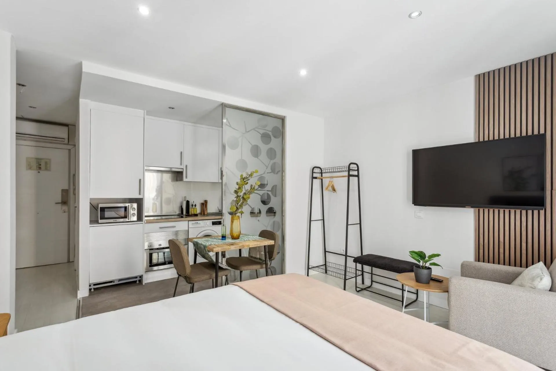 Kitchen or kitchenette, Bed in Limehome Madrid Calle de la Paloma