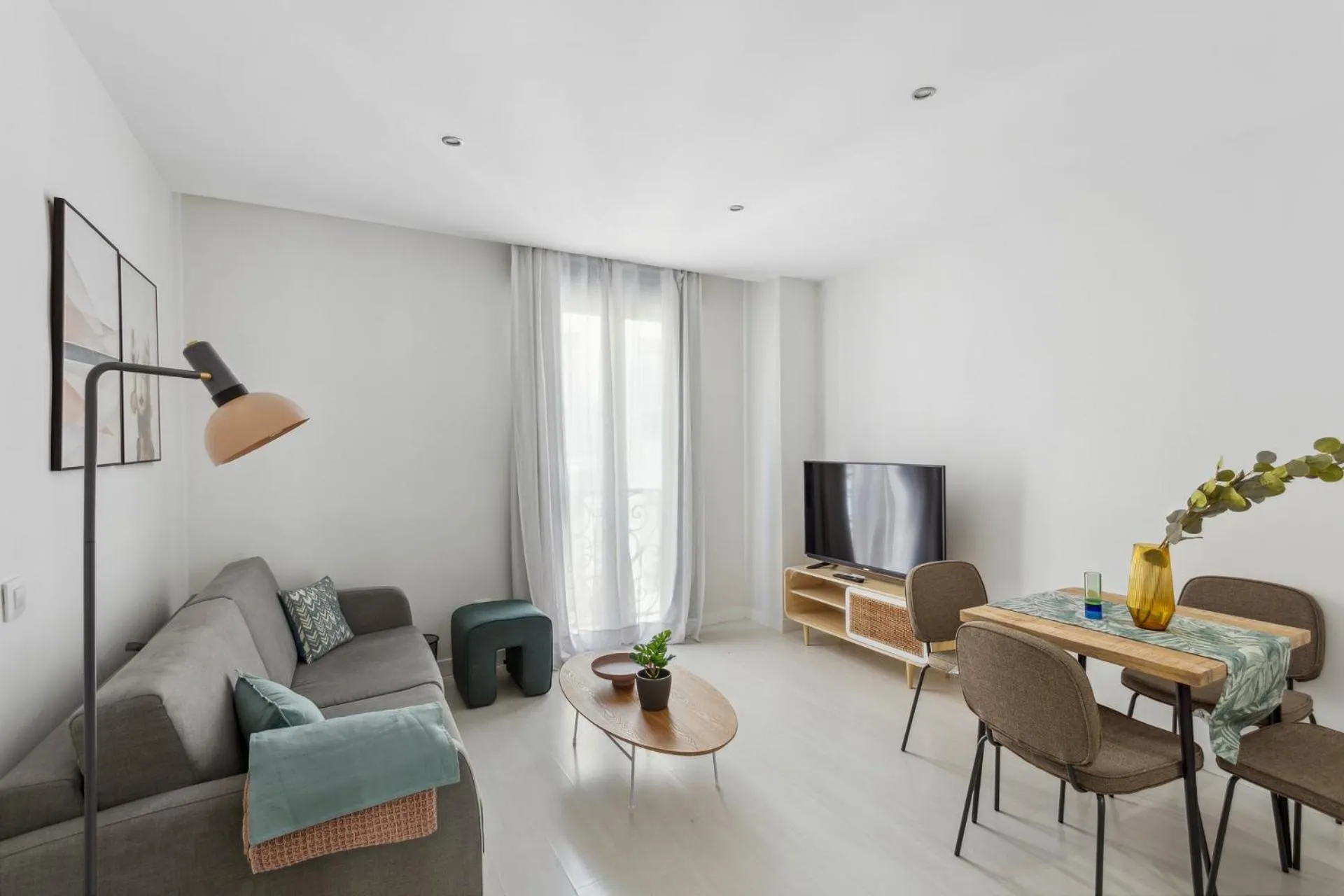 TV and multimedia in Limehome Madrid Calle de la Paloma