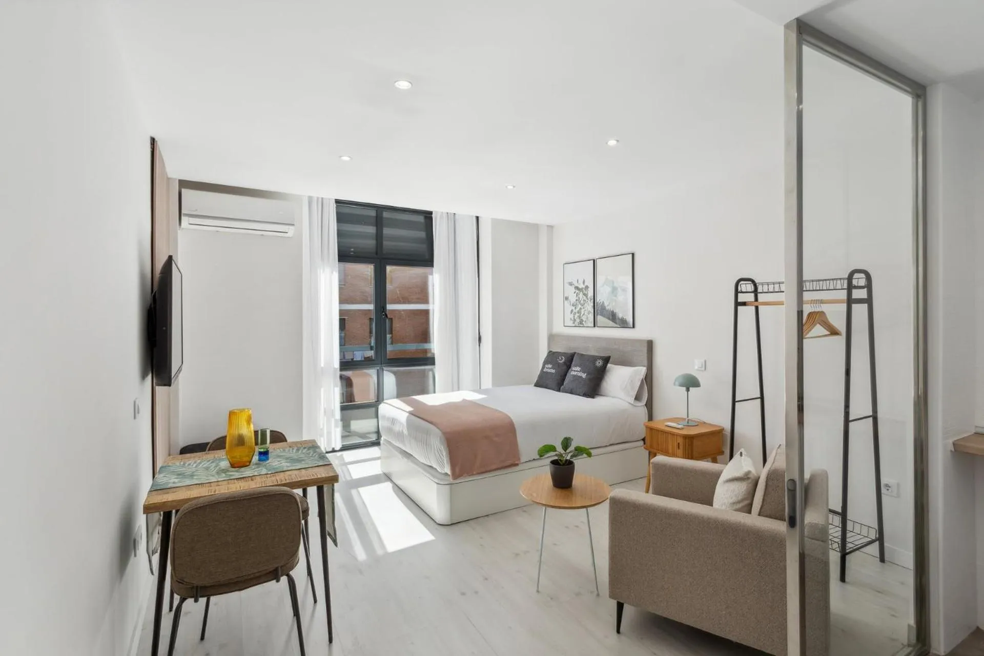 Bed in Limehome Madrid Calle de la Paloma