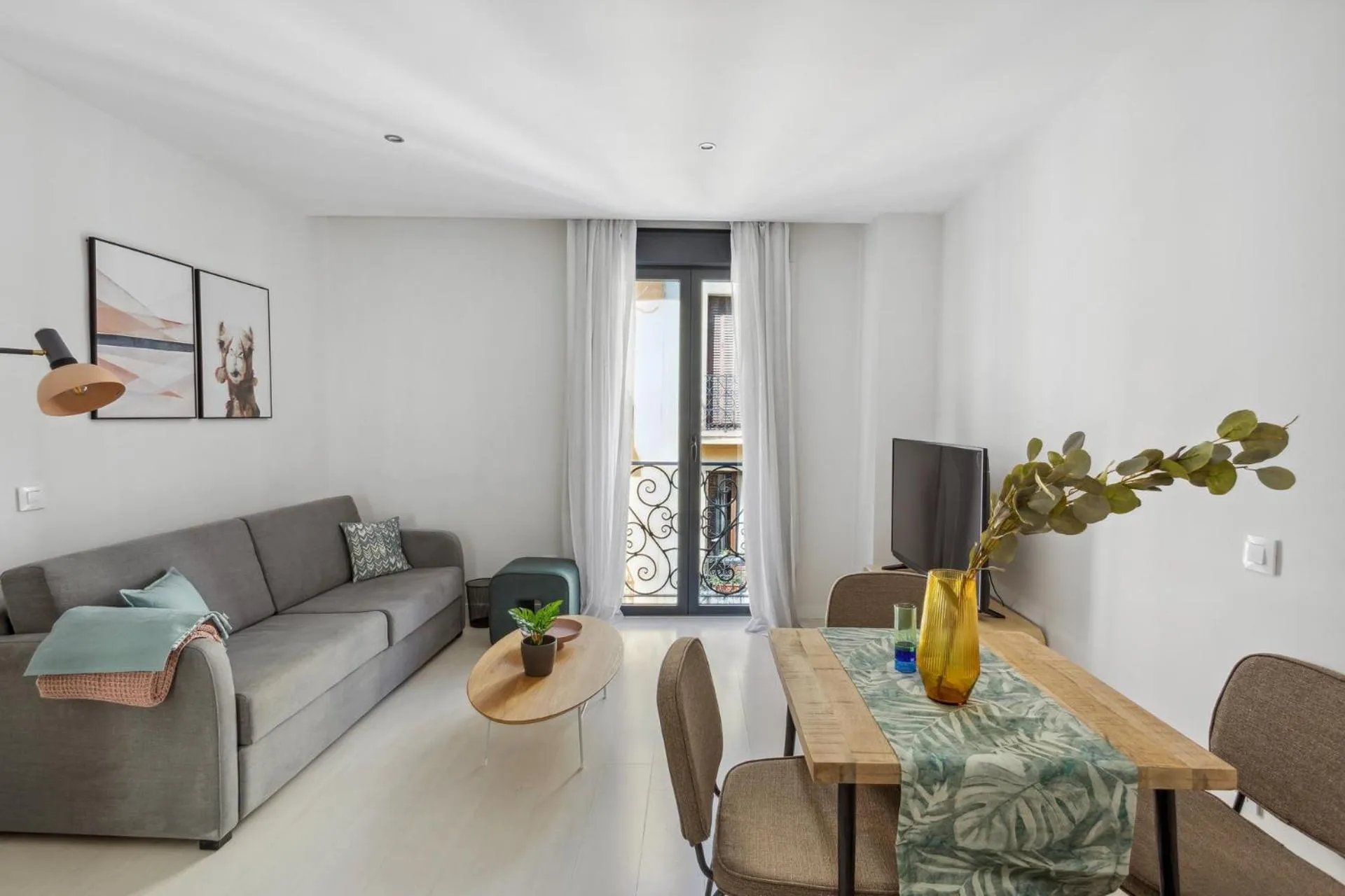 TV and multimedia in Limehome Madrid Calle de la Paloma