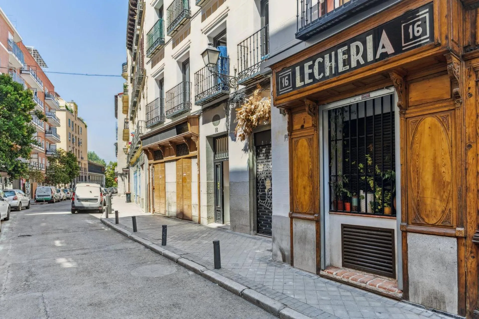 Neighbourhood in Limehome Madrid Calle de la Paloma