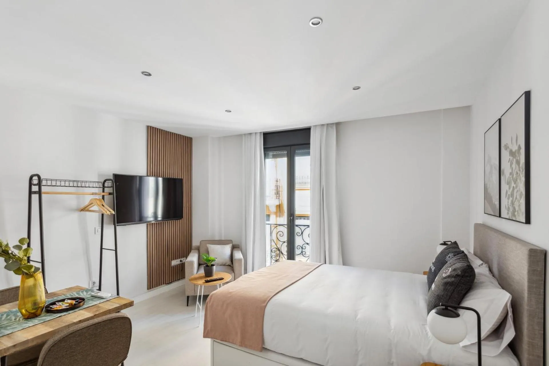 Bed in Limehome Madrid Calle de la Paloma