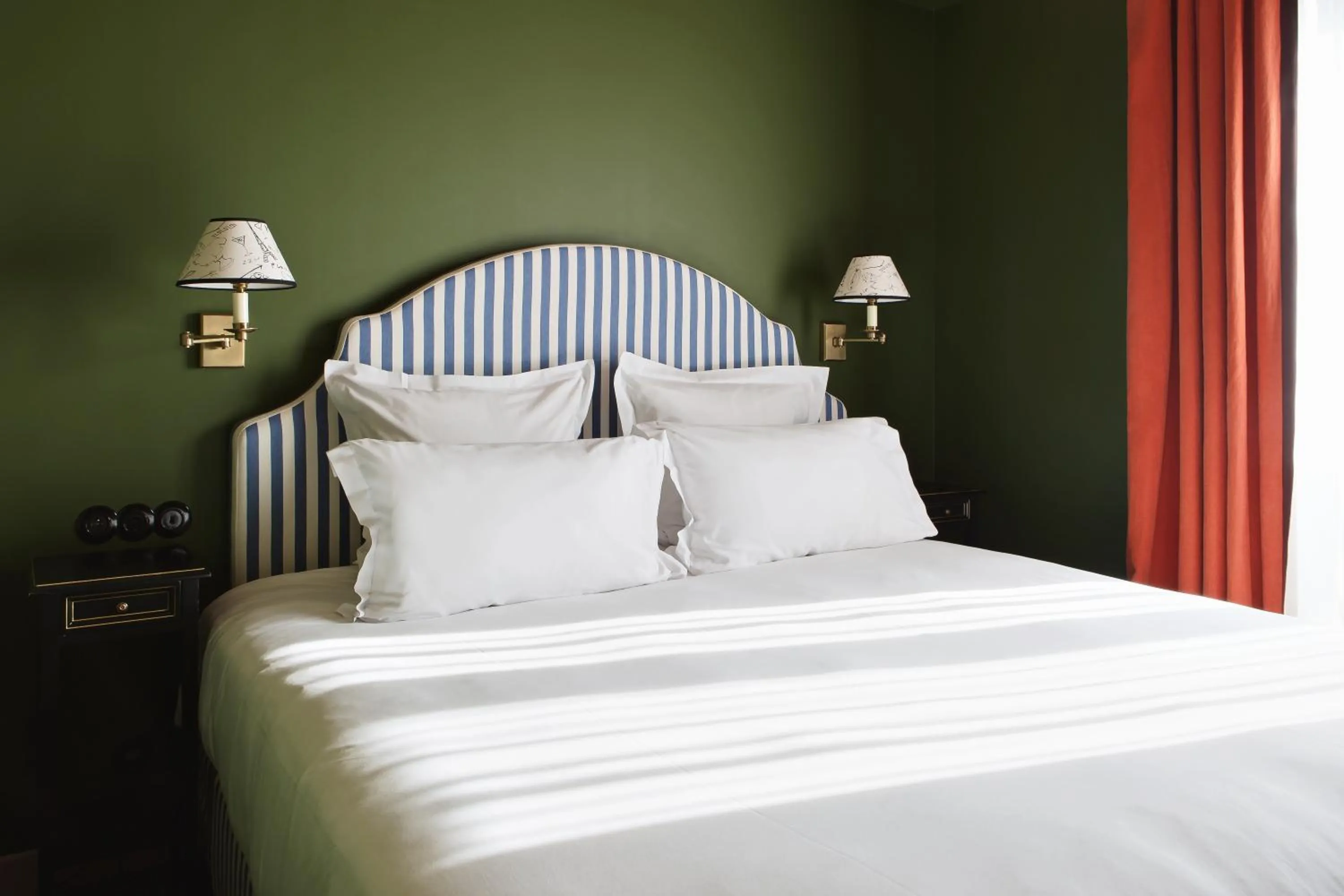 Bed in Hôtel Les Deux Gares & Spa