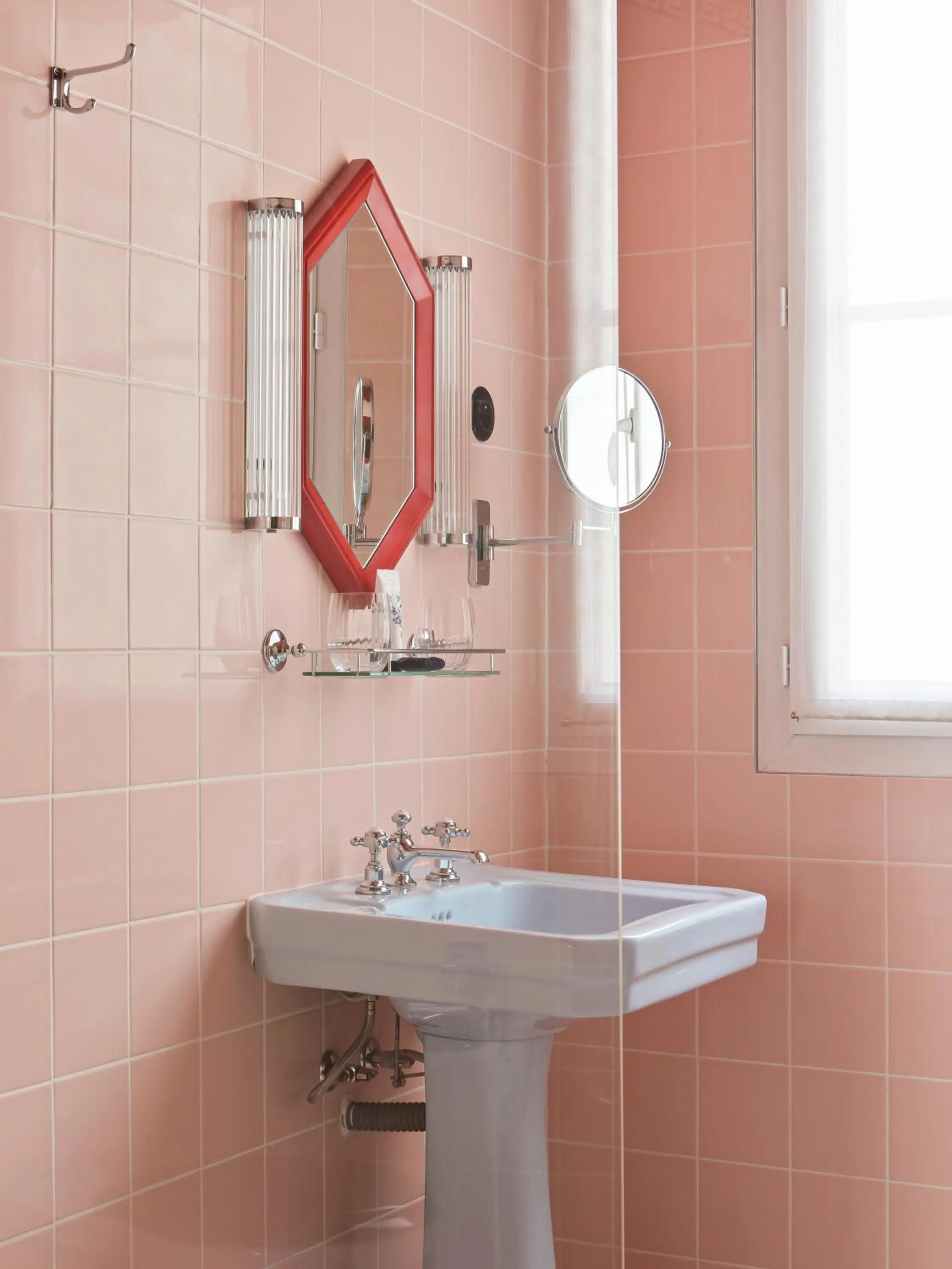 Bathroom in Hôtel Les Deux Gares & Spa