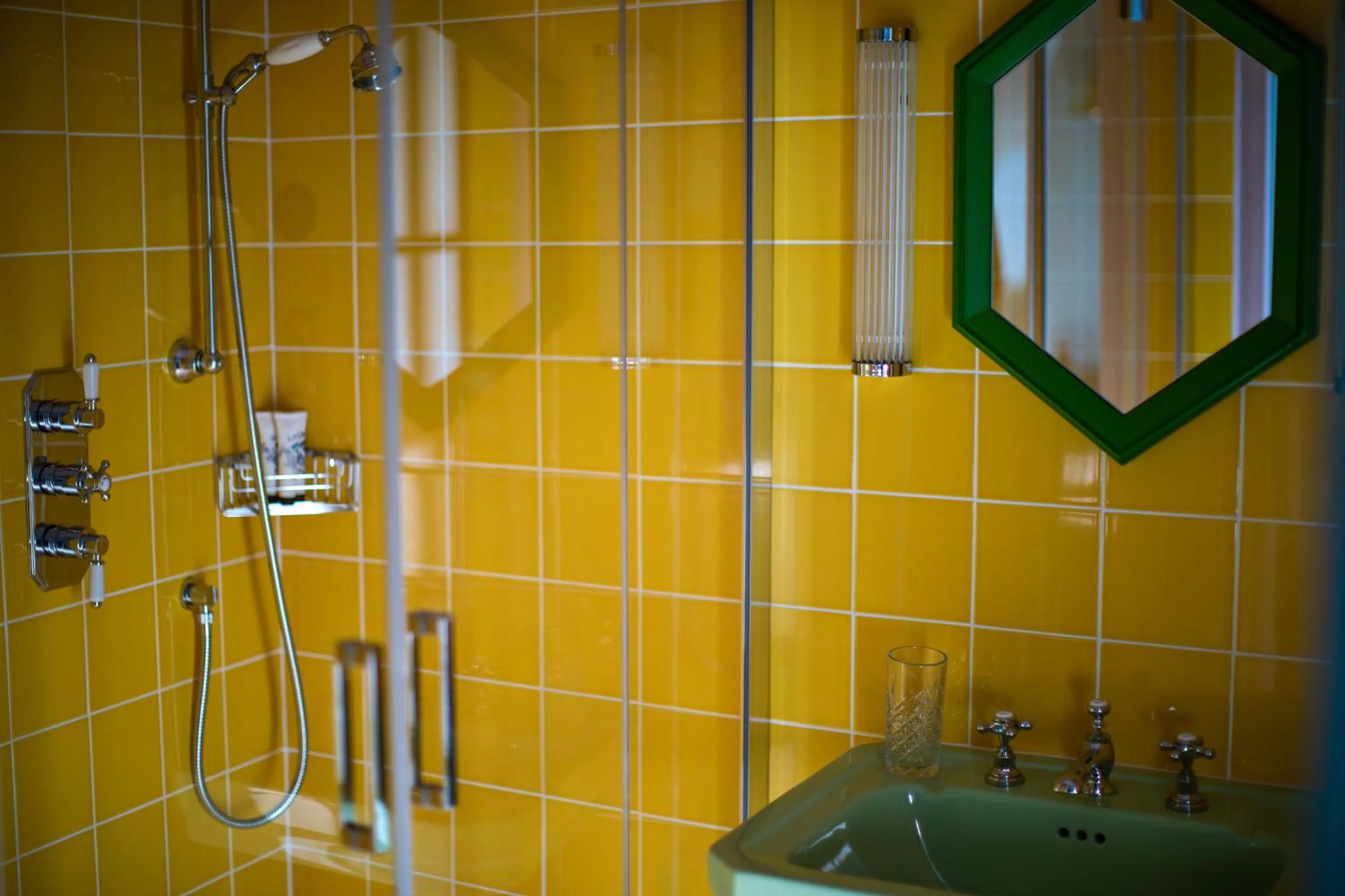 Shower in Hôtel Les Deux Gares & Spa