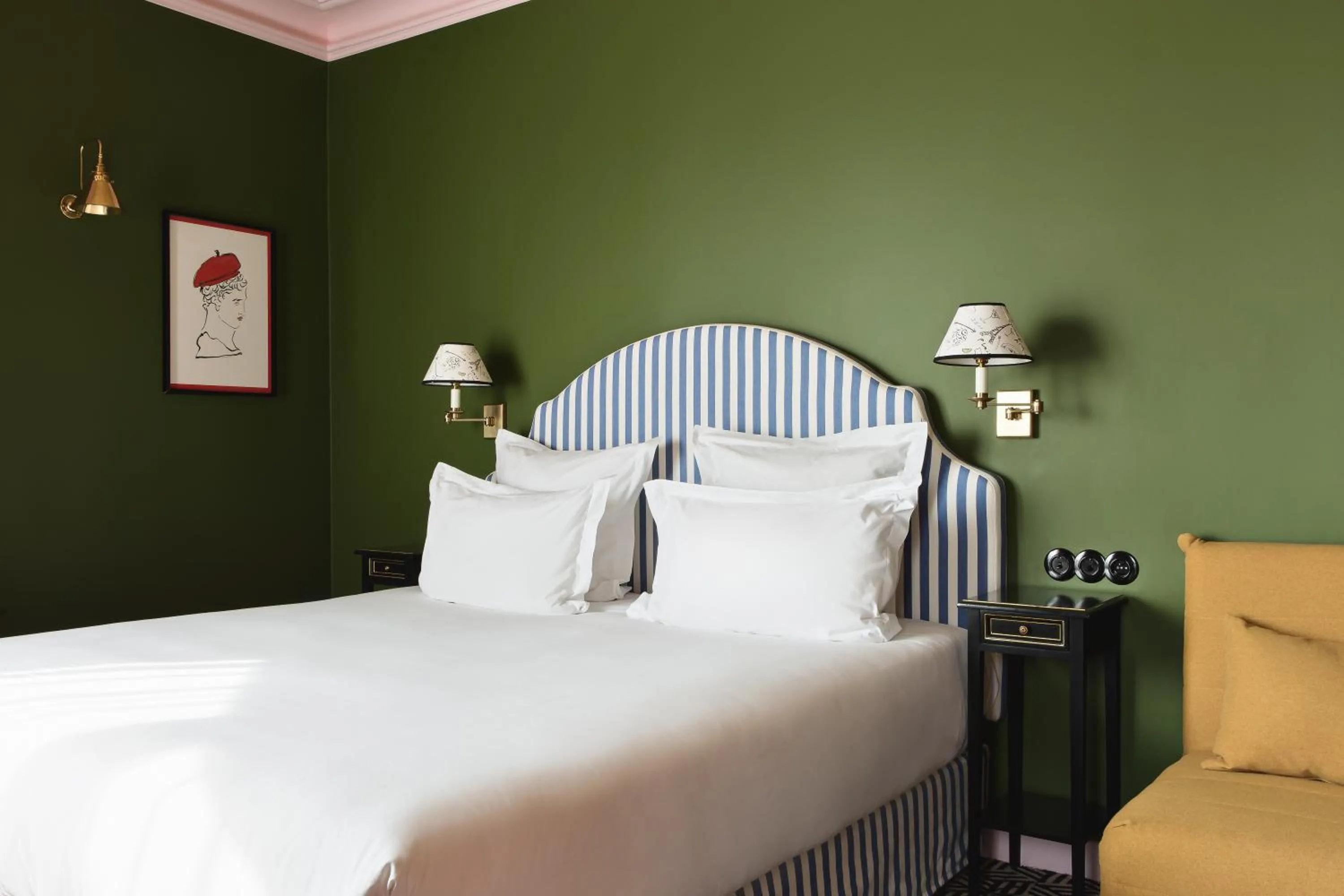 Photo of the whole room, Bed in Hôtel Les Deux Gares & Spa