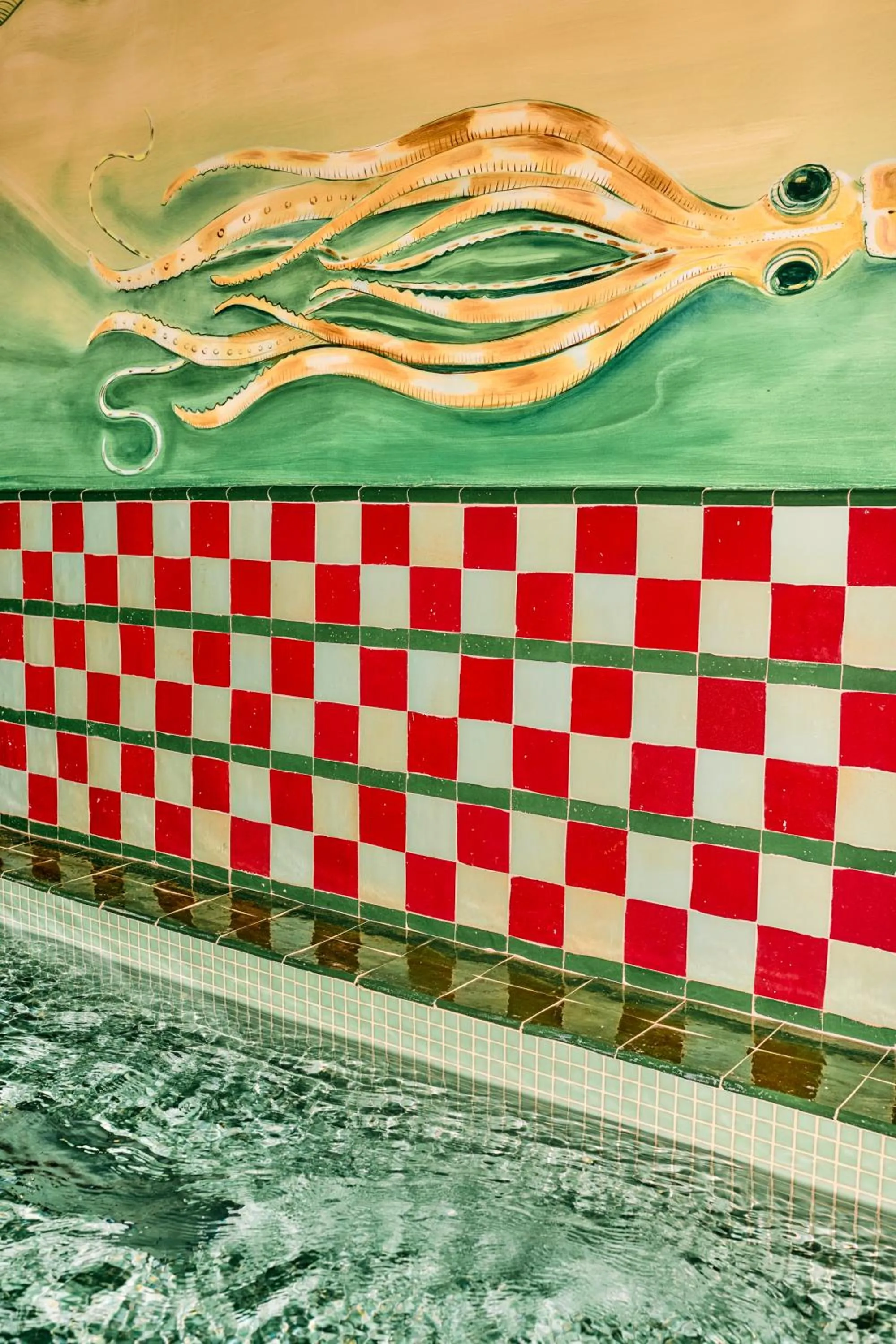 Hot Tub in Hôtel Les Deux Gares & Spa