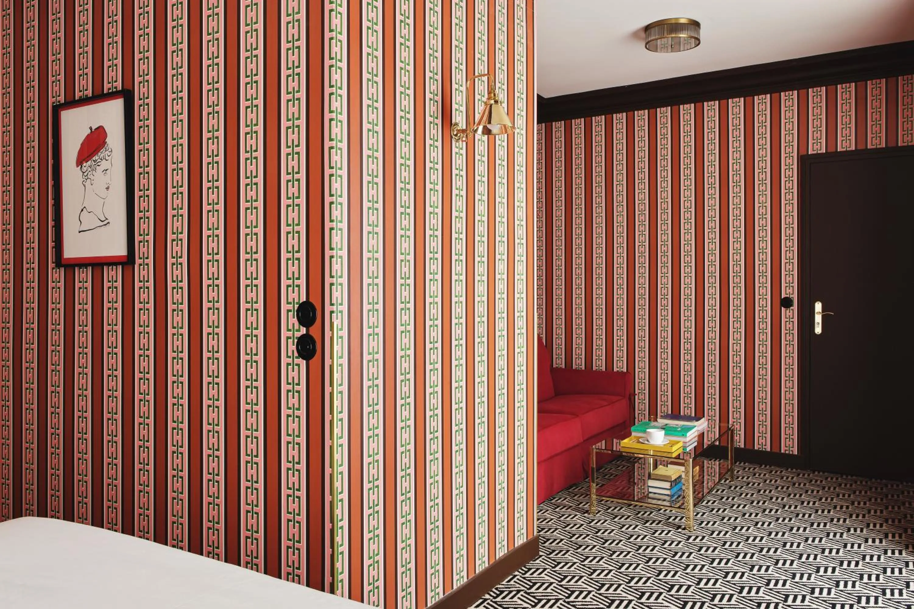 Living room, Bed in Hôtel Les Deux Gares & Spa