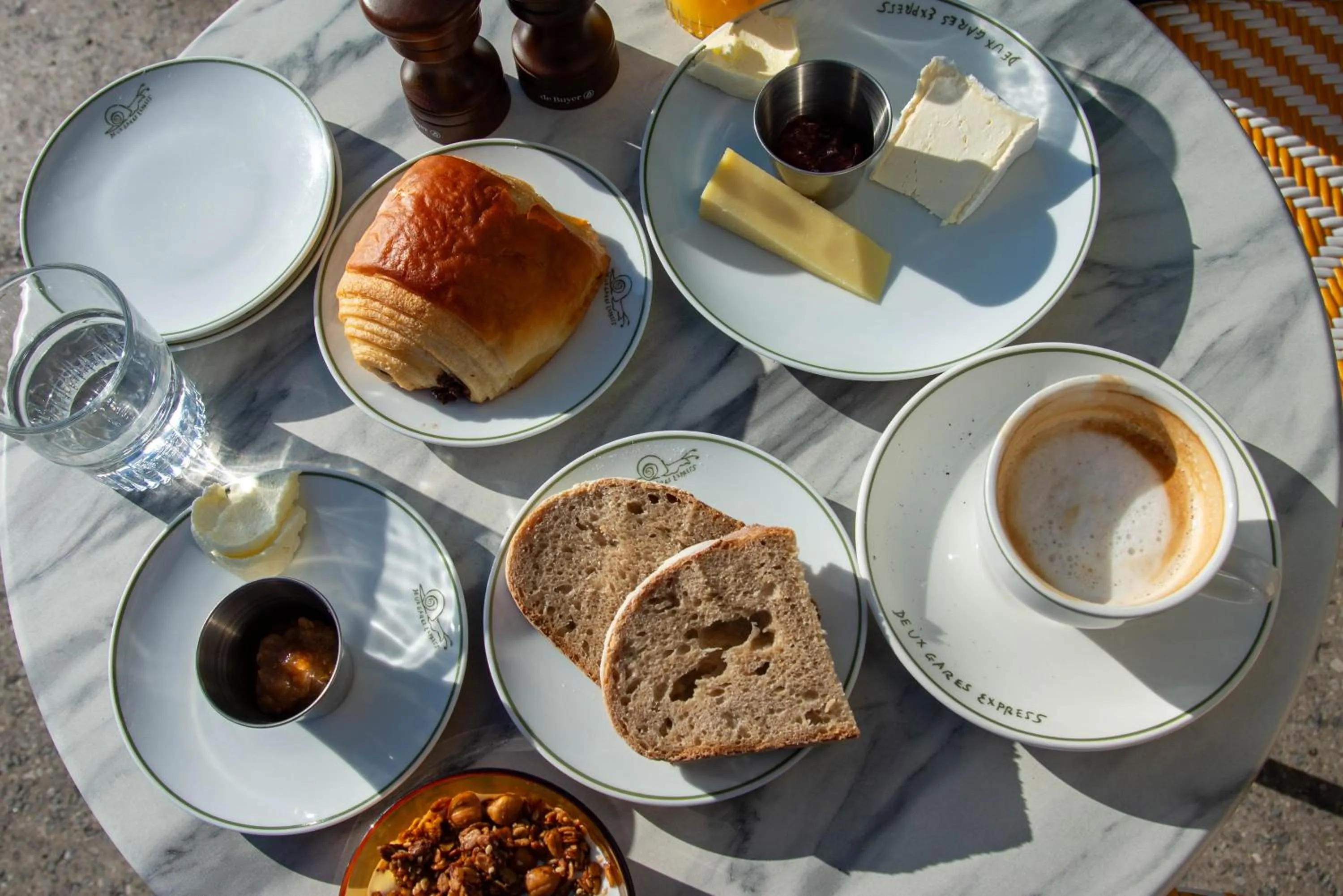 Breakfast in Hôtel Les Deux Gares & Spa