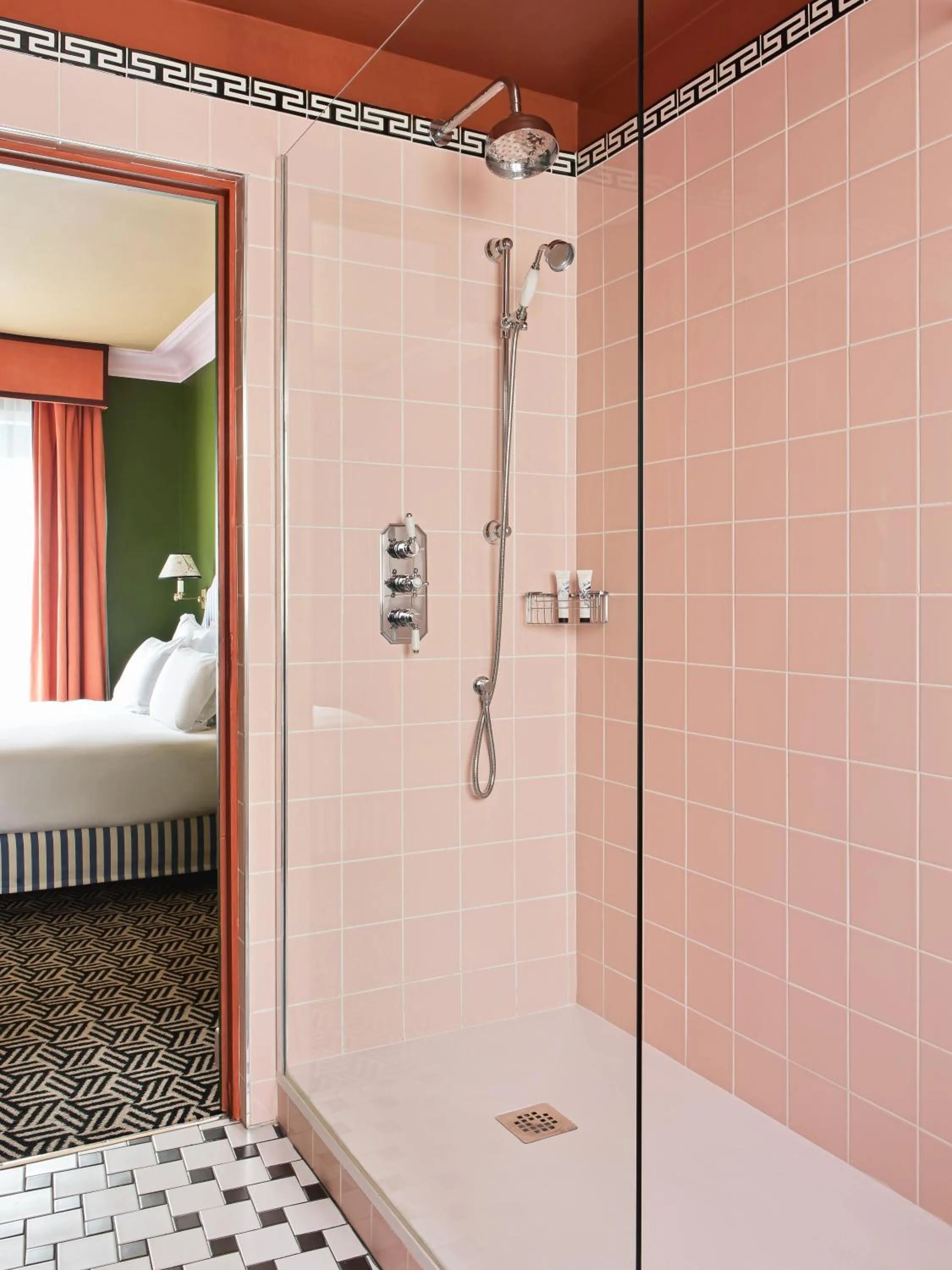 Shower in Hôtel Les Deux Gares & Spa