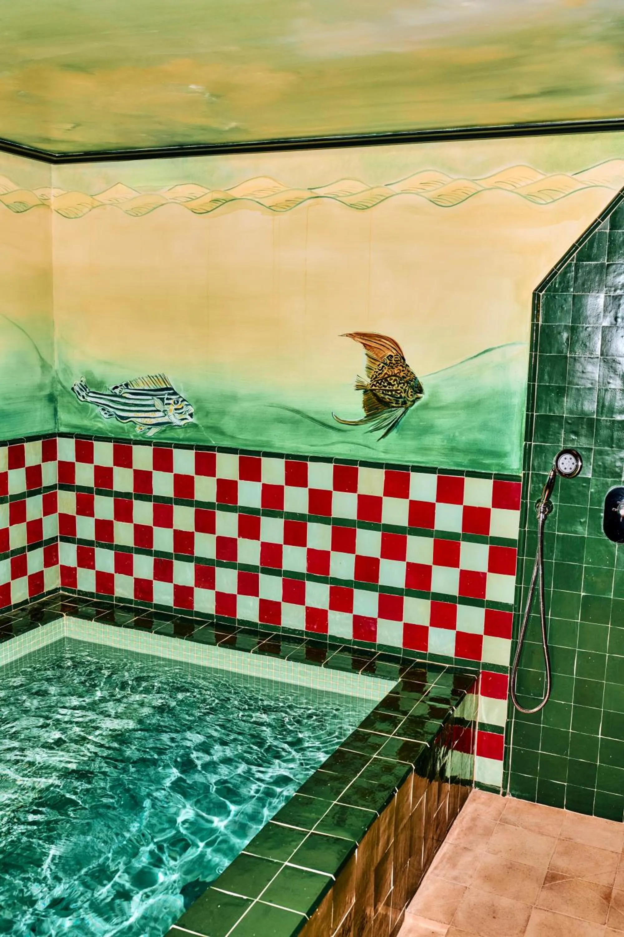 Hot Tub in Hôtel Les Deux Gares & Spa