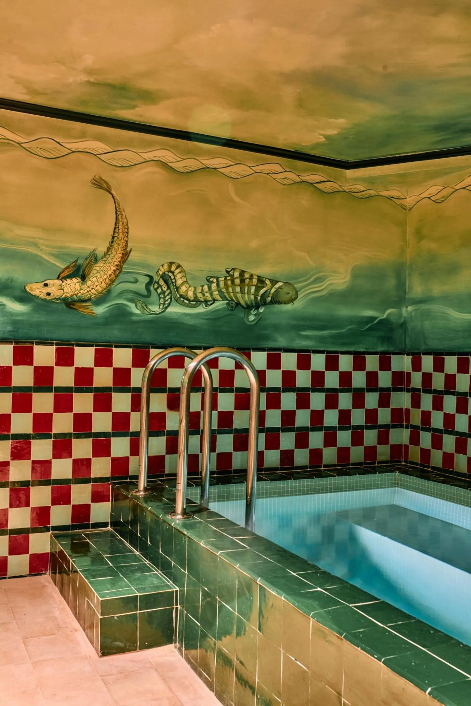 Hot Tub in Hôtel Les Deux Gares & Spa