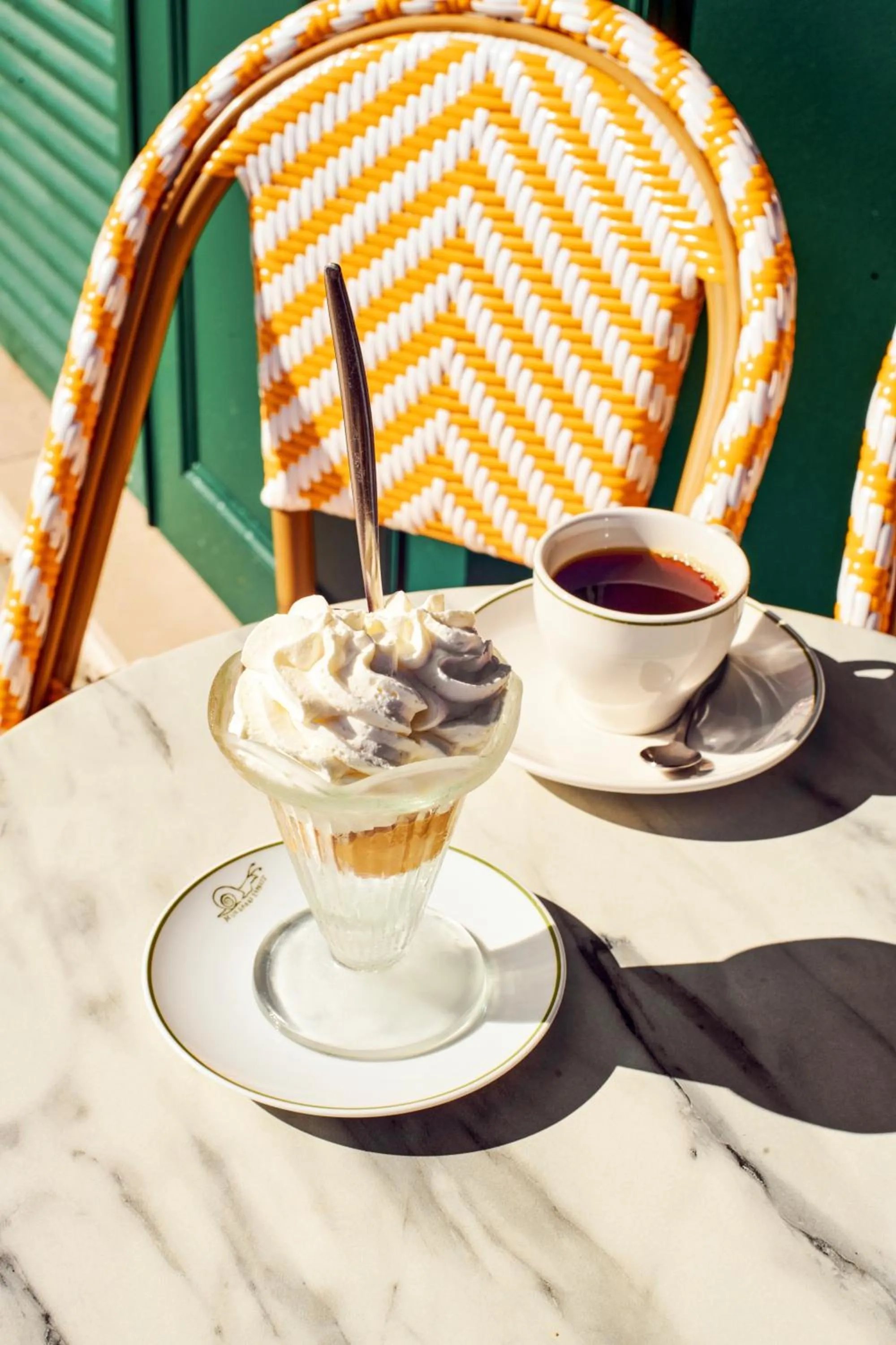 Lounge or bar in Hôtel Les Deux Gares & Spa