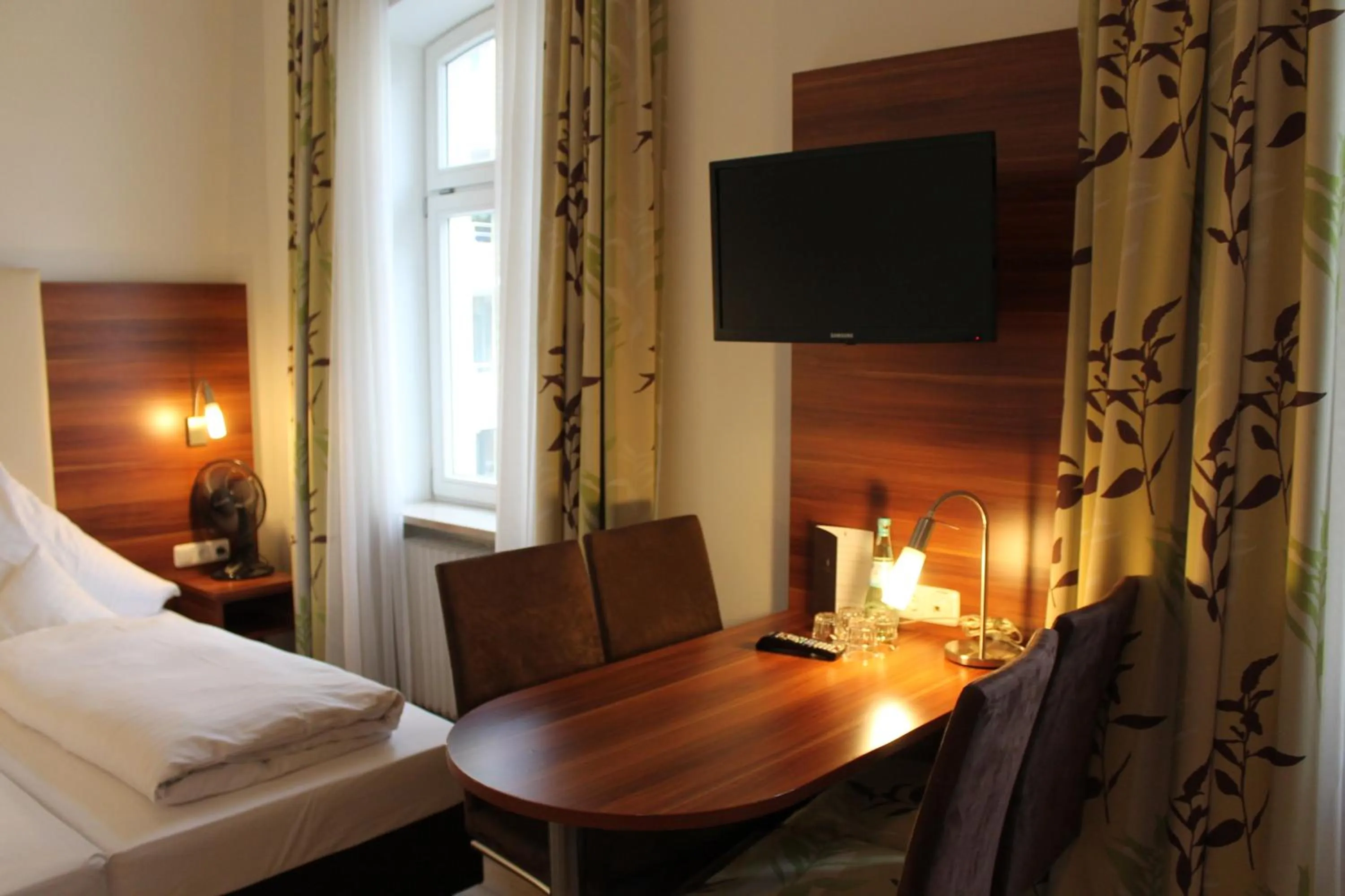 Seating area, Bed in Hotel am Viktualienmarkt