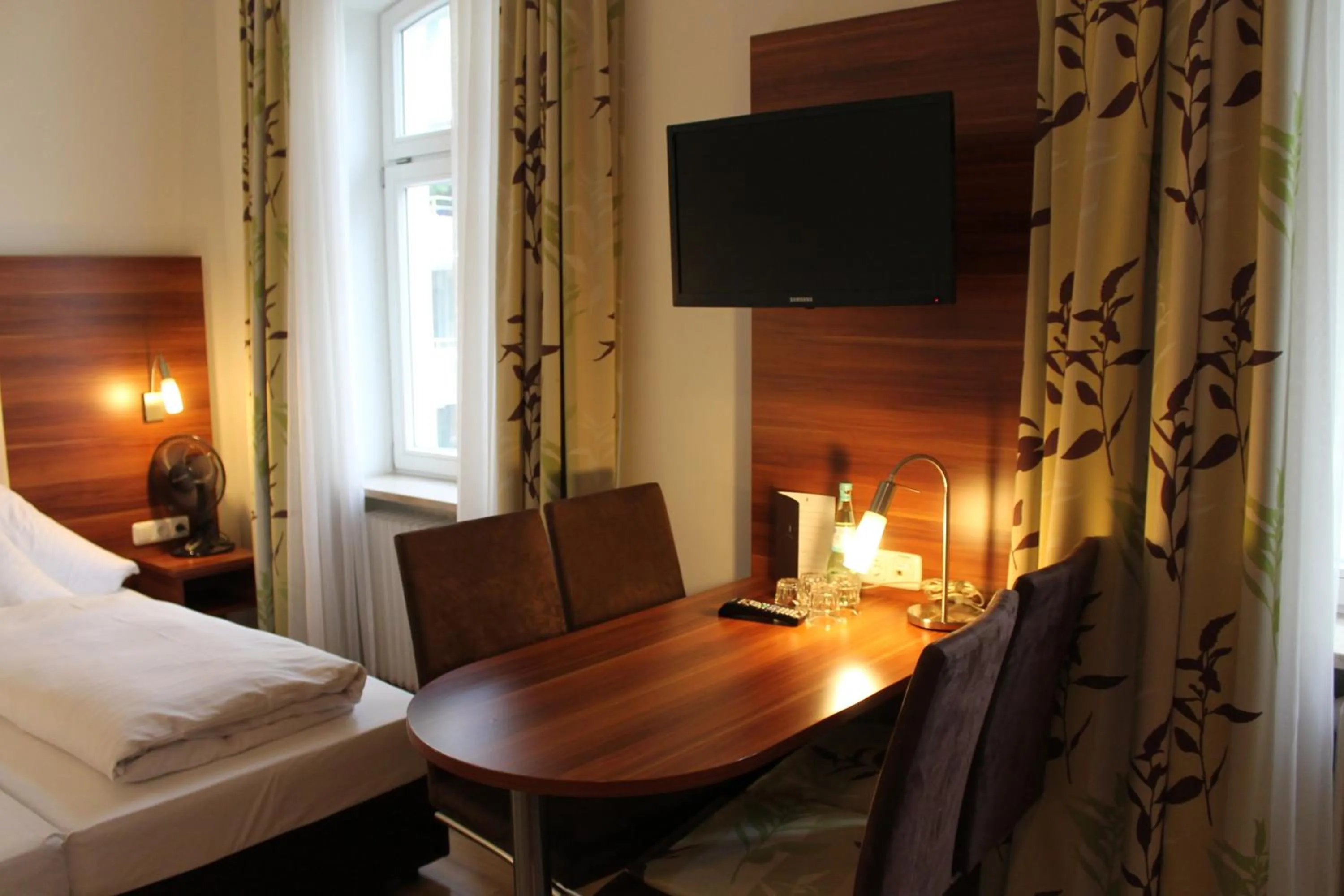 Seating area, Bed in Hotel am Viktualienmarkt