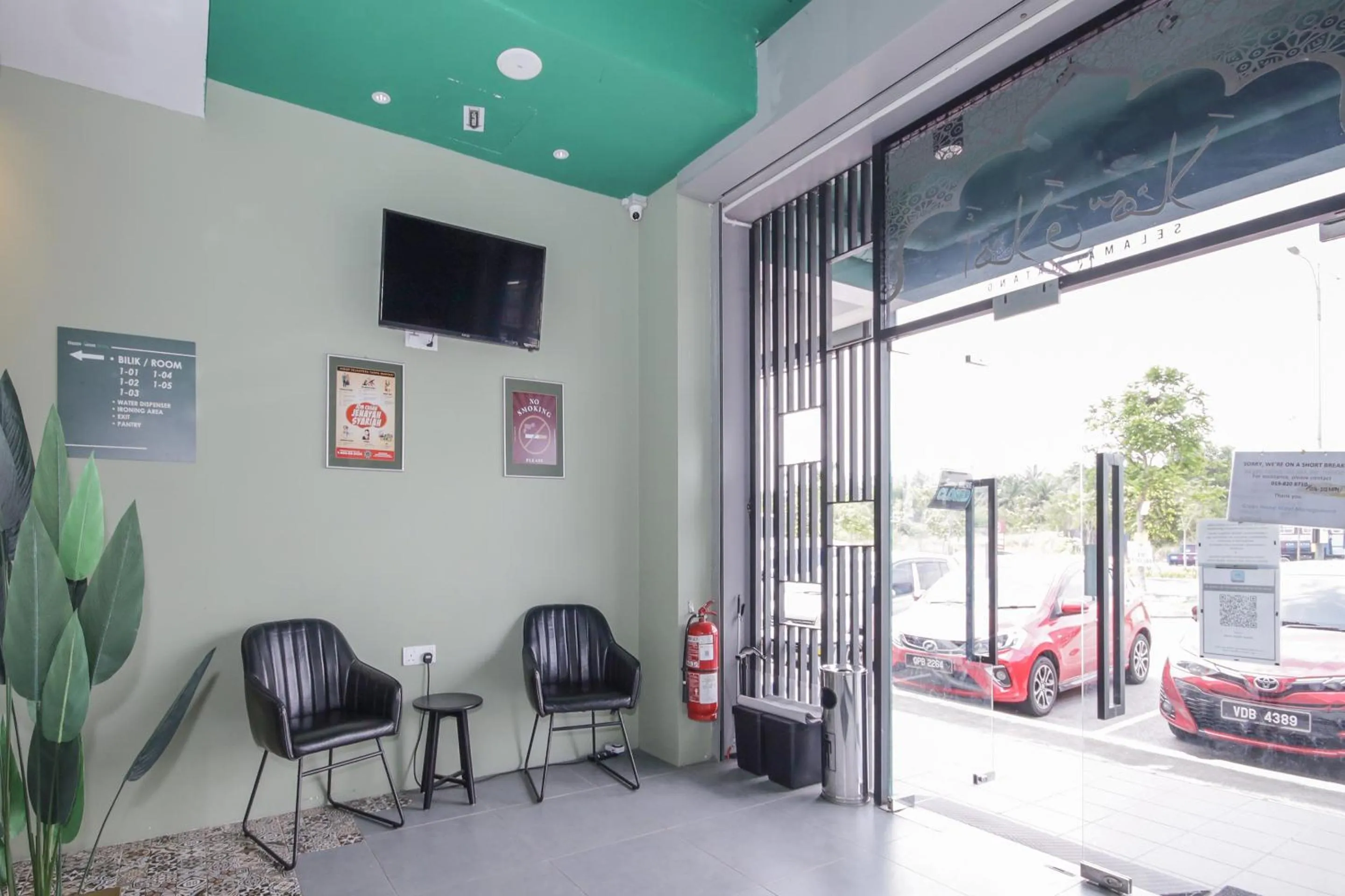 Seating area in OYO 90399 Green Home Hotel syariah