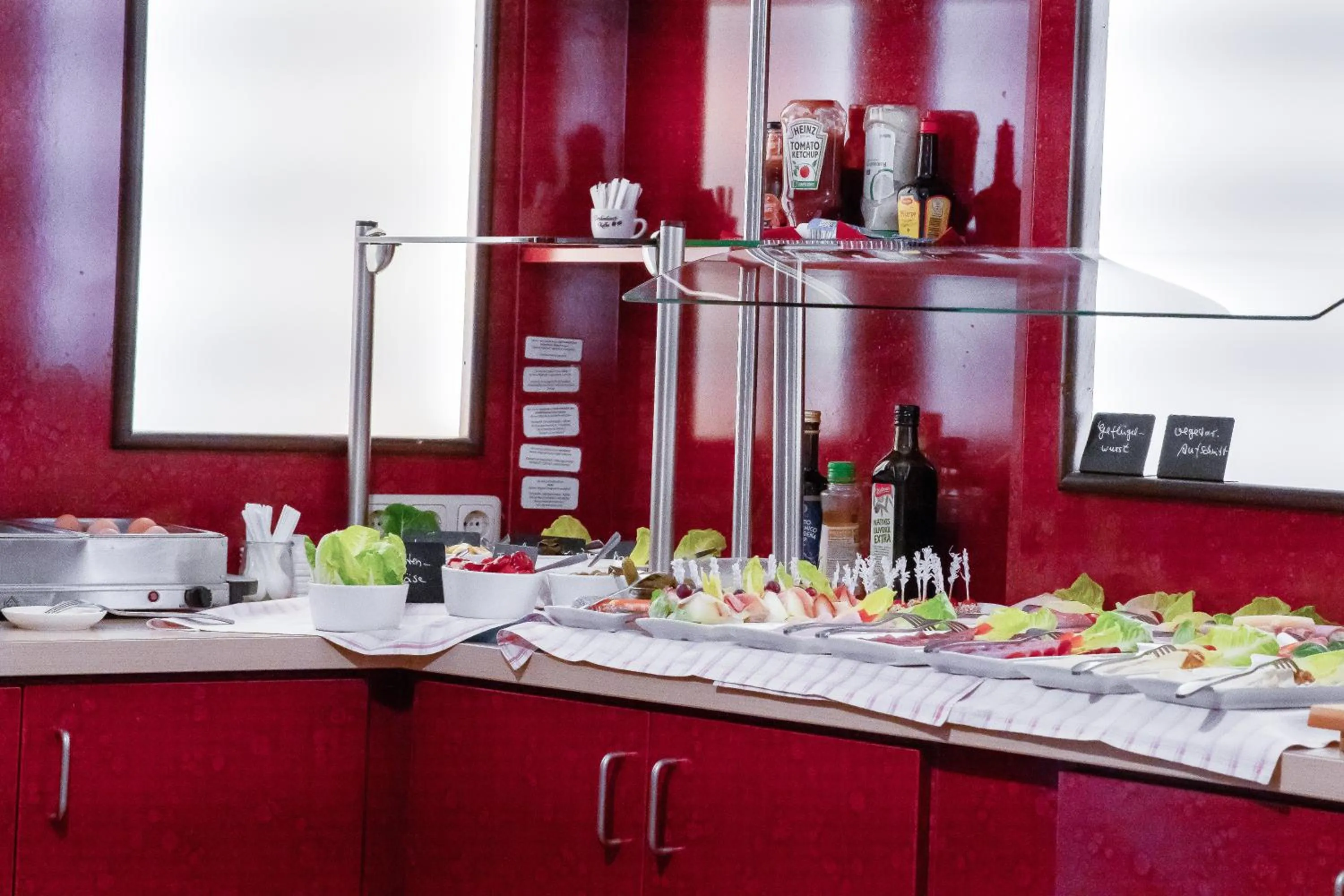 Buffet breakfast in Stadt-gut-Hotel Rheinischer Hof