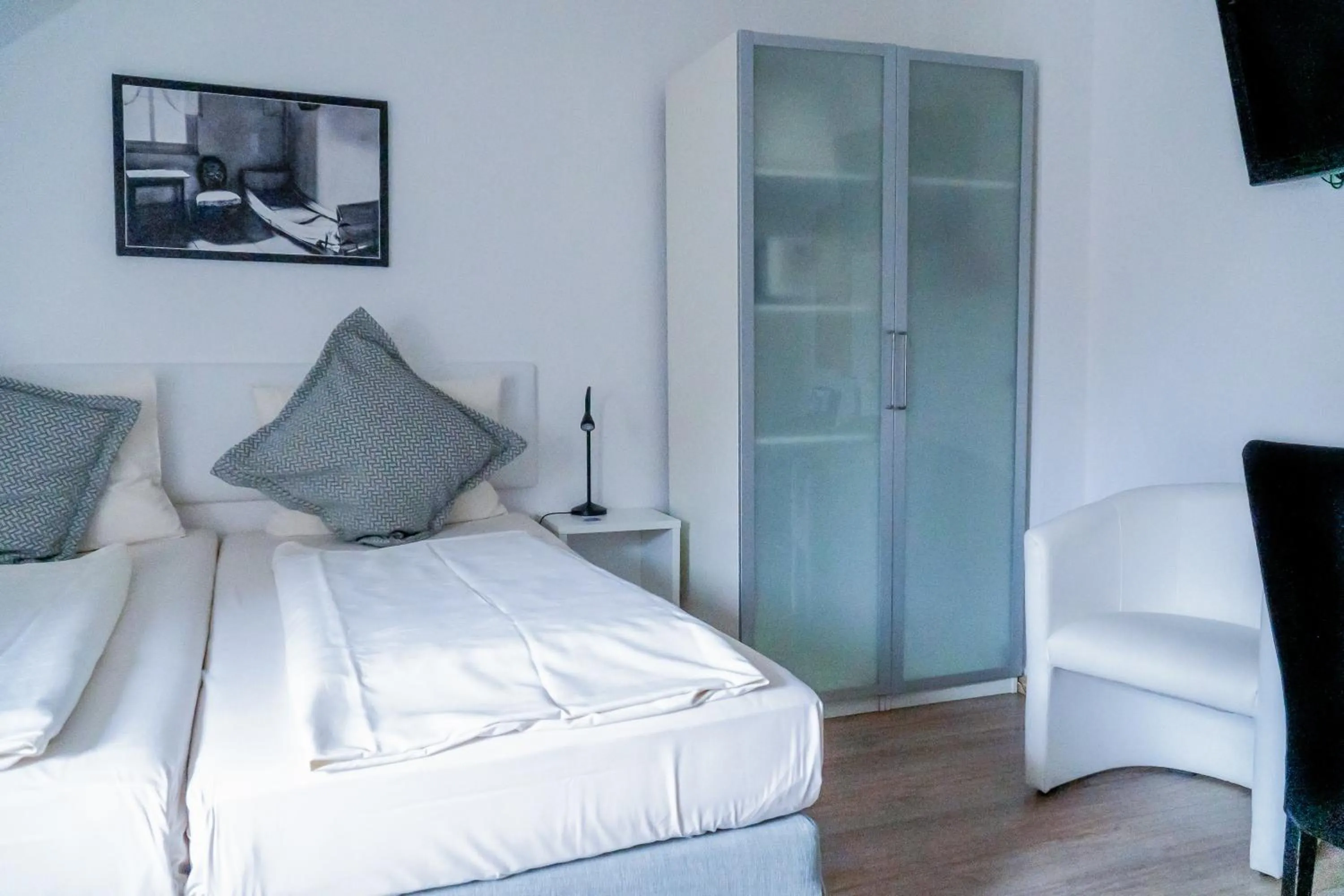 Photo of the whole room, Bed in Stadt-gut-Hotel Rheinischer Hof