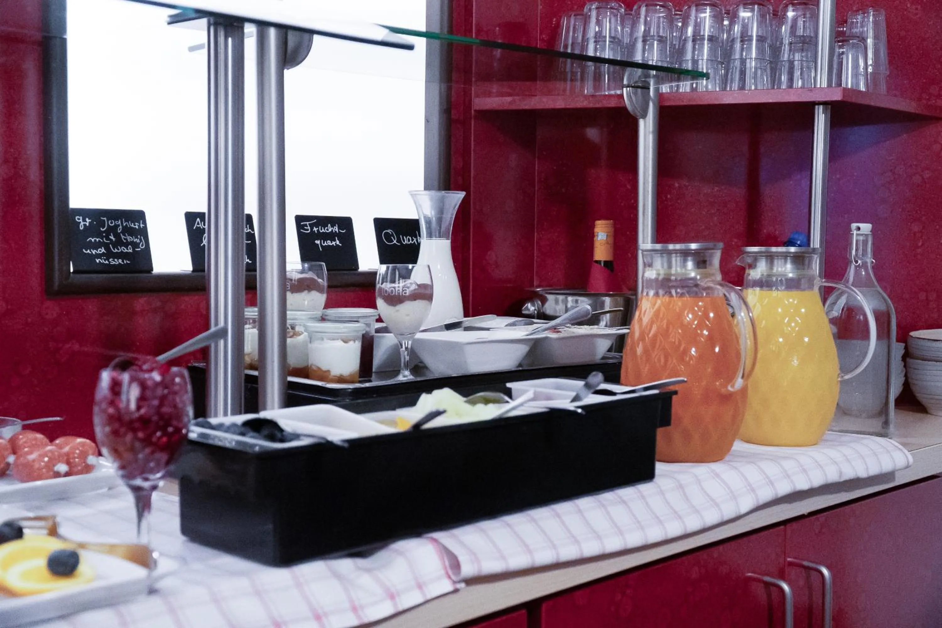 Buffet breakfast in Stadt-gut-Hotel Rheinischer Hof