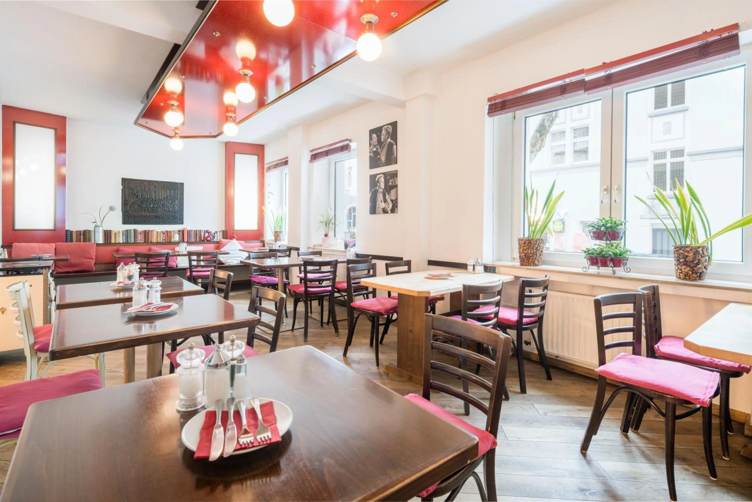 Restaurant/places to eat in Stadt-gut-Hotel Rheinischer Hof