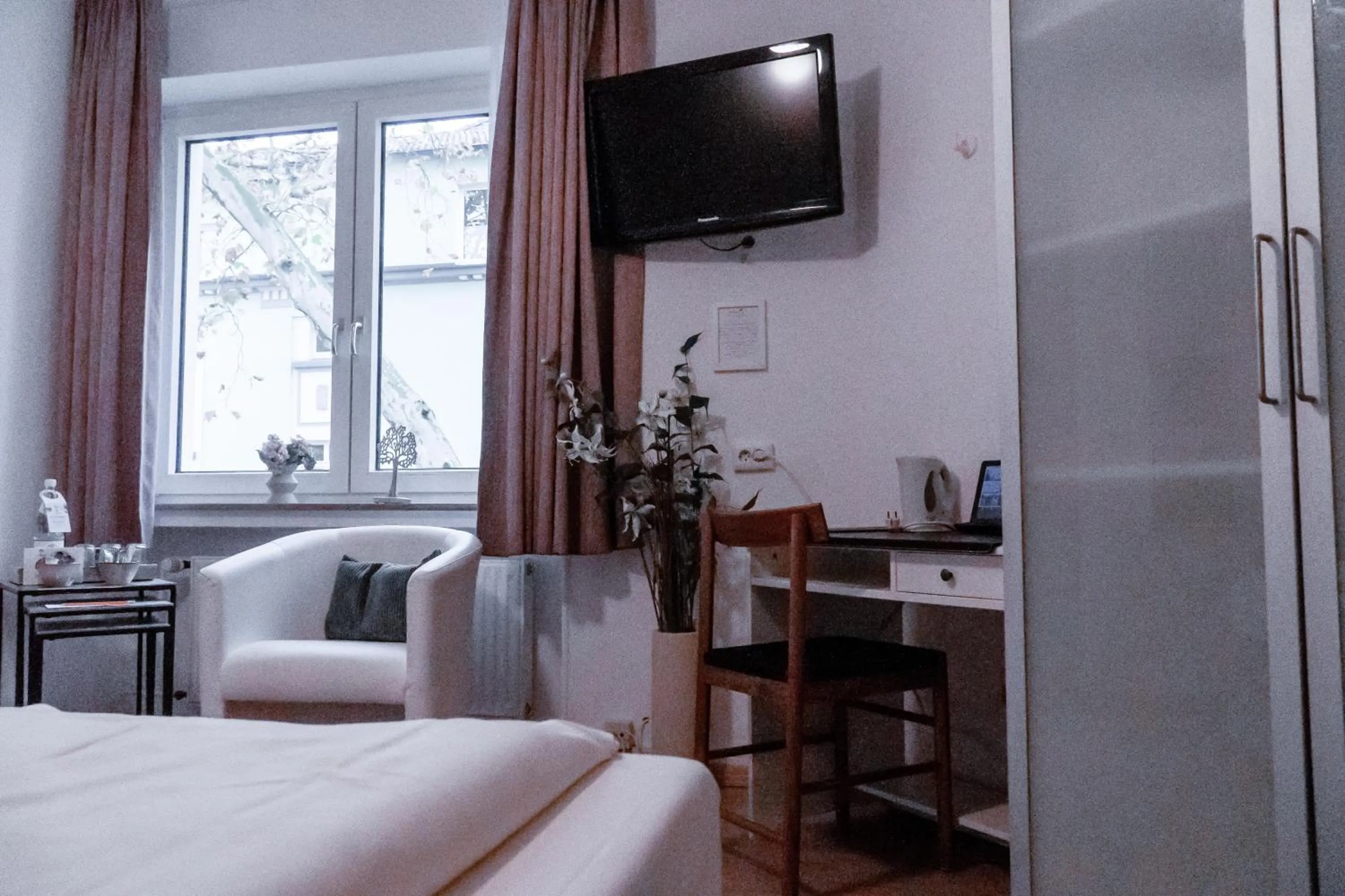 TV and multimedia, Bed in Stadt-gut-Hotel Rheinischer Hof