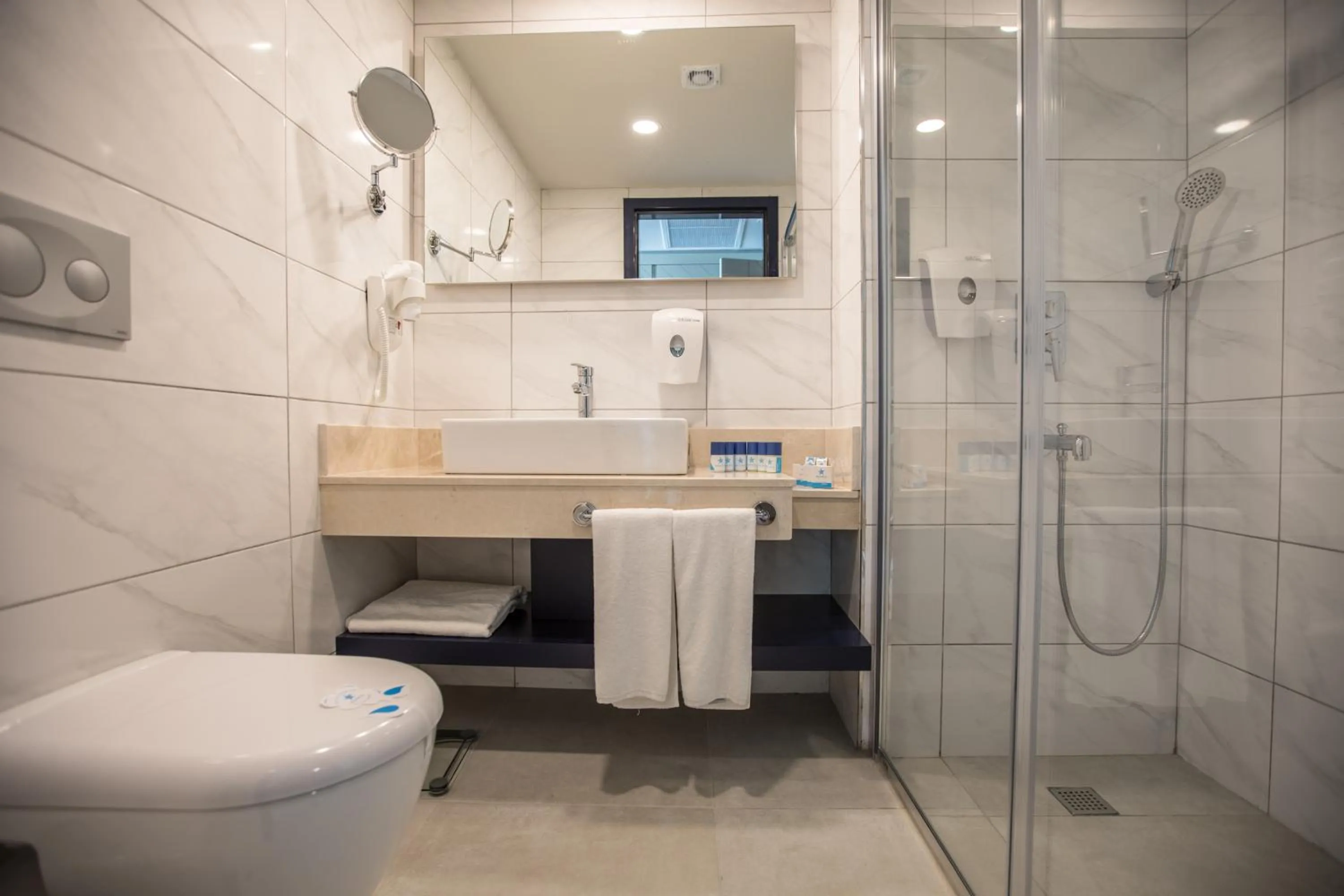 Shower in Maxeria Blue Didyma