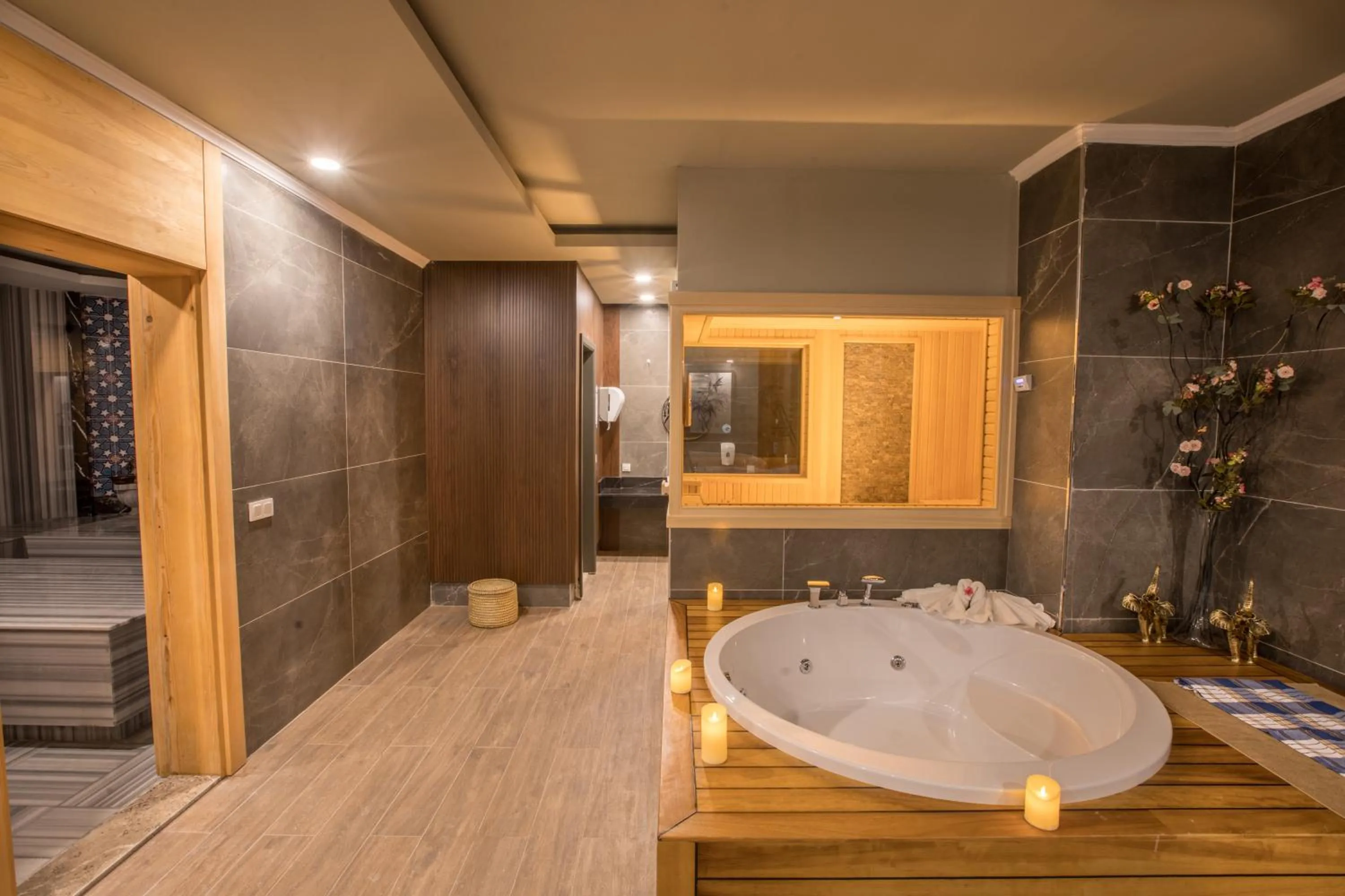 Hot Tub in Maxeria Blue Didyma