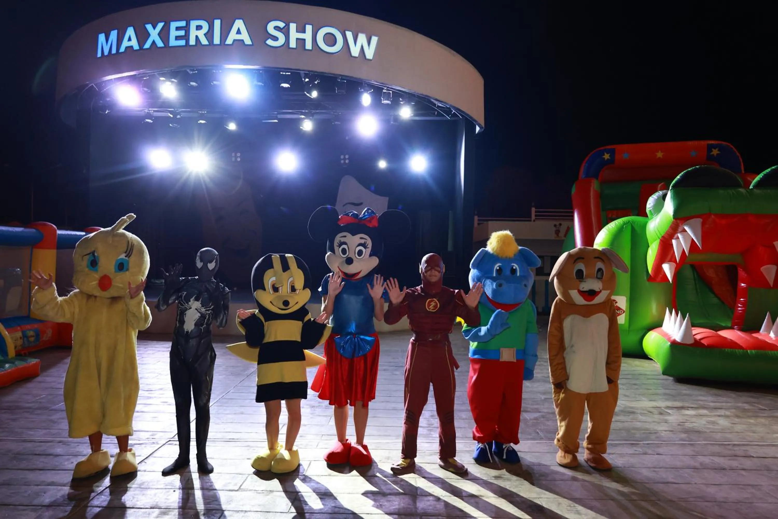 People in Maxeria Blue Didyma